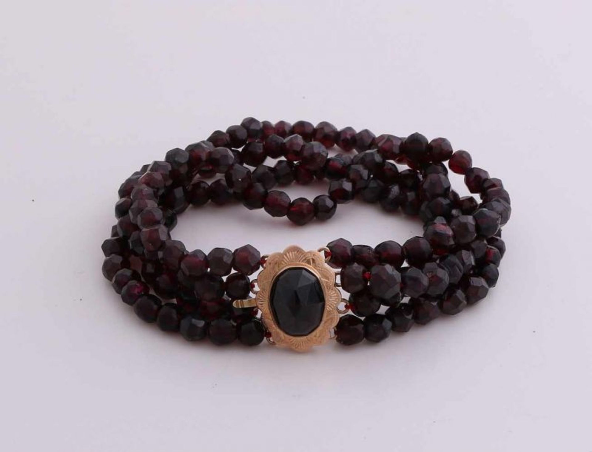 Garnet bracelet with yellow gold clasp, 585/000. Bracelet with 4 rows faceted shells, diameter 6 mm,
