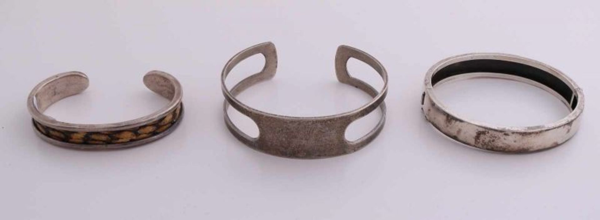 Lot with three silver bracelets, a slave tape, flat model, 925/000, with hinge and safety, width