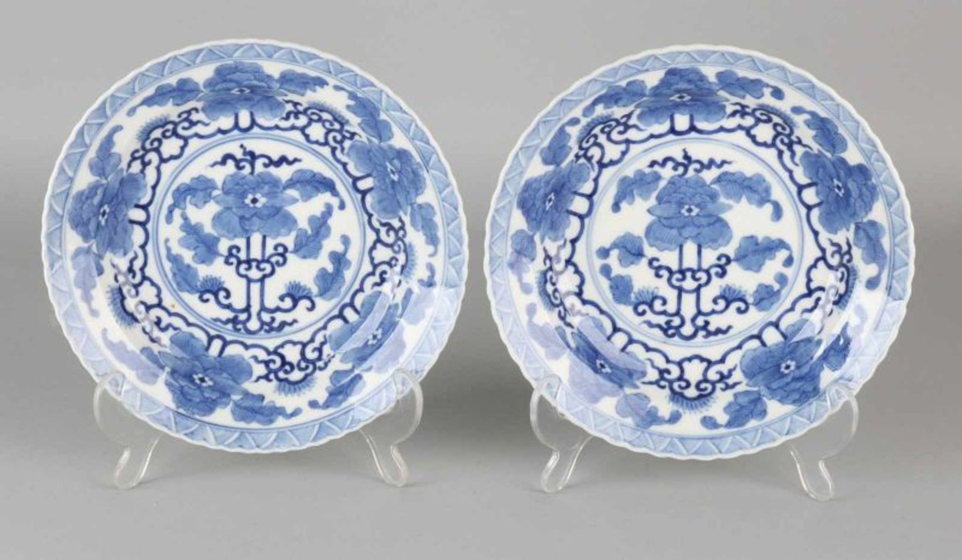Two 18th - 19th century Chinese porcelain plates Kang Xi. Four characters. Floral decor. Size: ø
