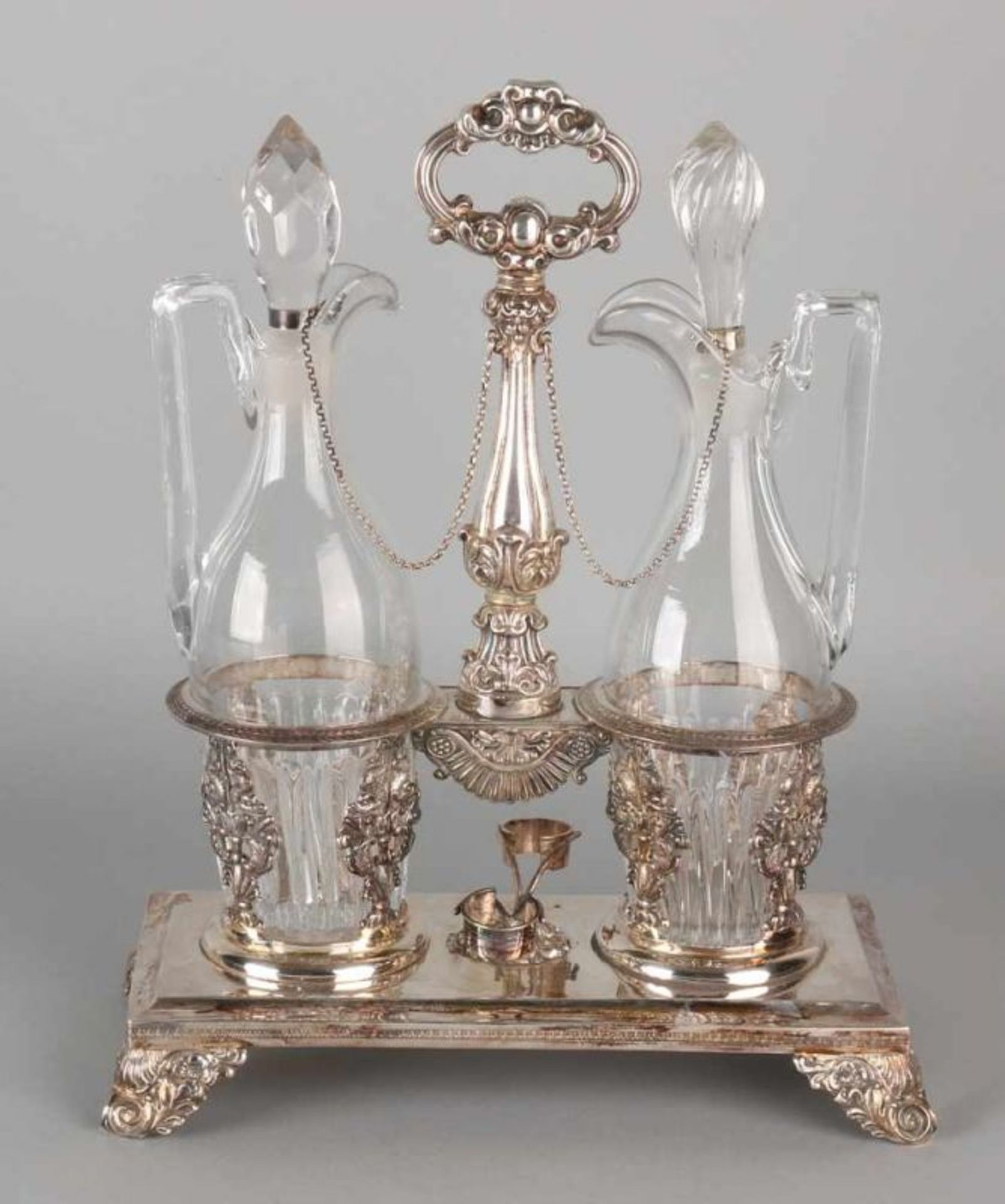 Karaffenset fine silver, 833/000. Table plate with two carafes in a silver container adorned with