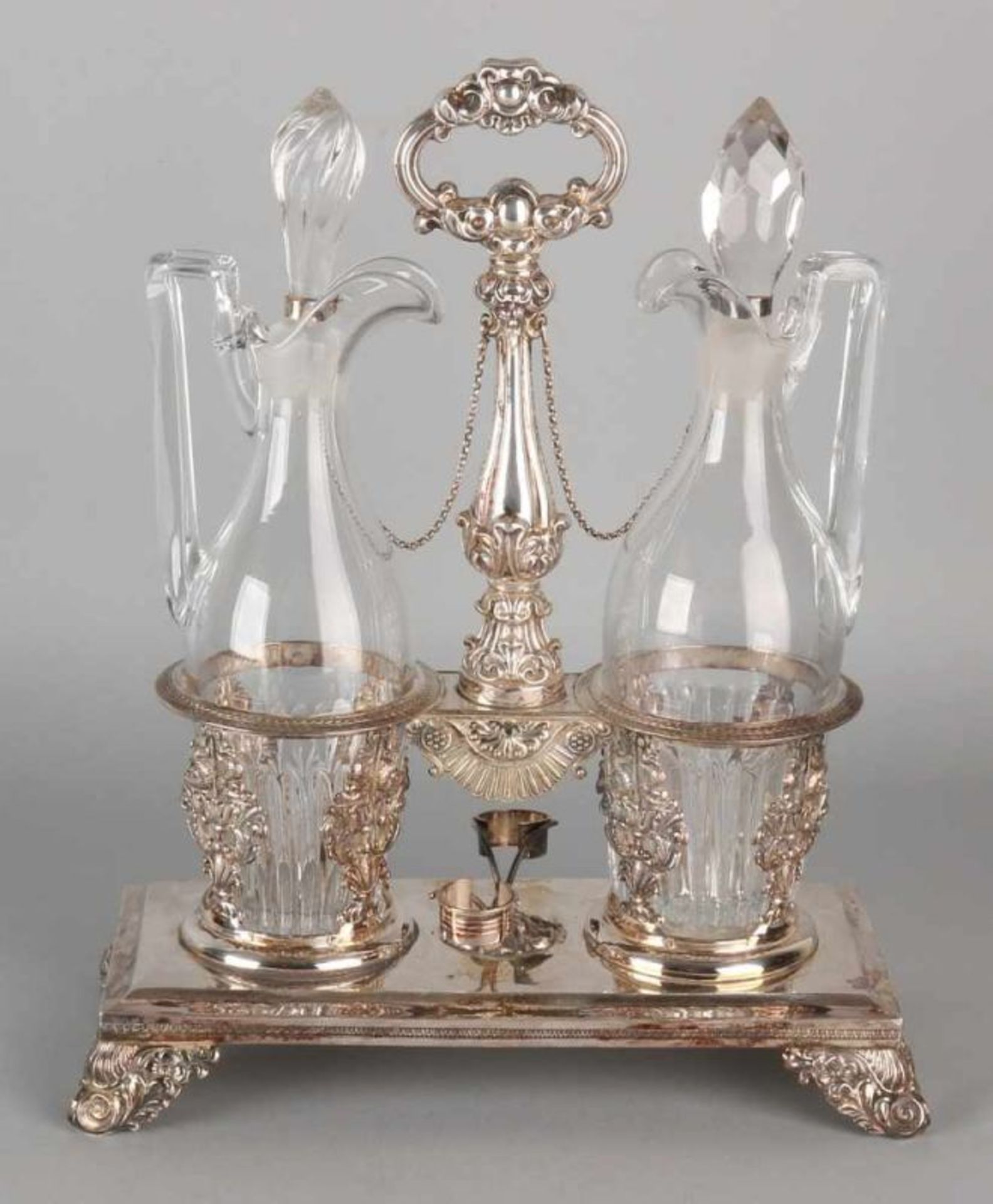 Karaffenset fine silver, 833/000. Table plate with two carafes in a silver container adorned with - Image 2 of 2