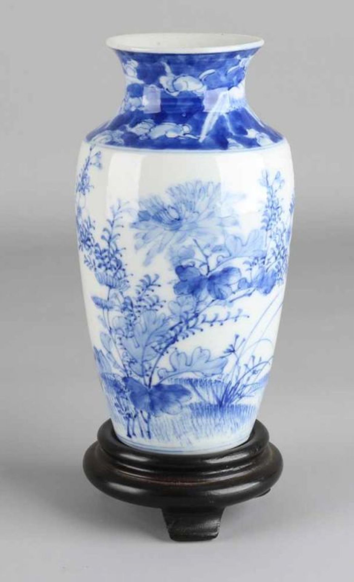 Ancient Chinese porcelain vase with floral decoration. First half 20th century. Size: H 17.5 cm.