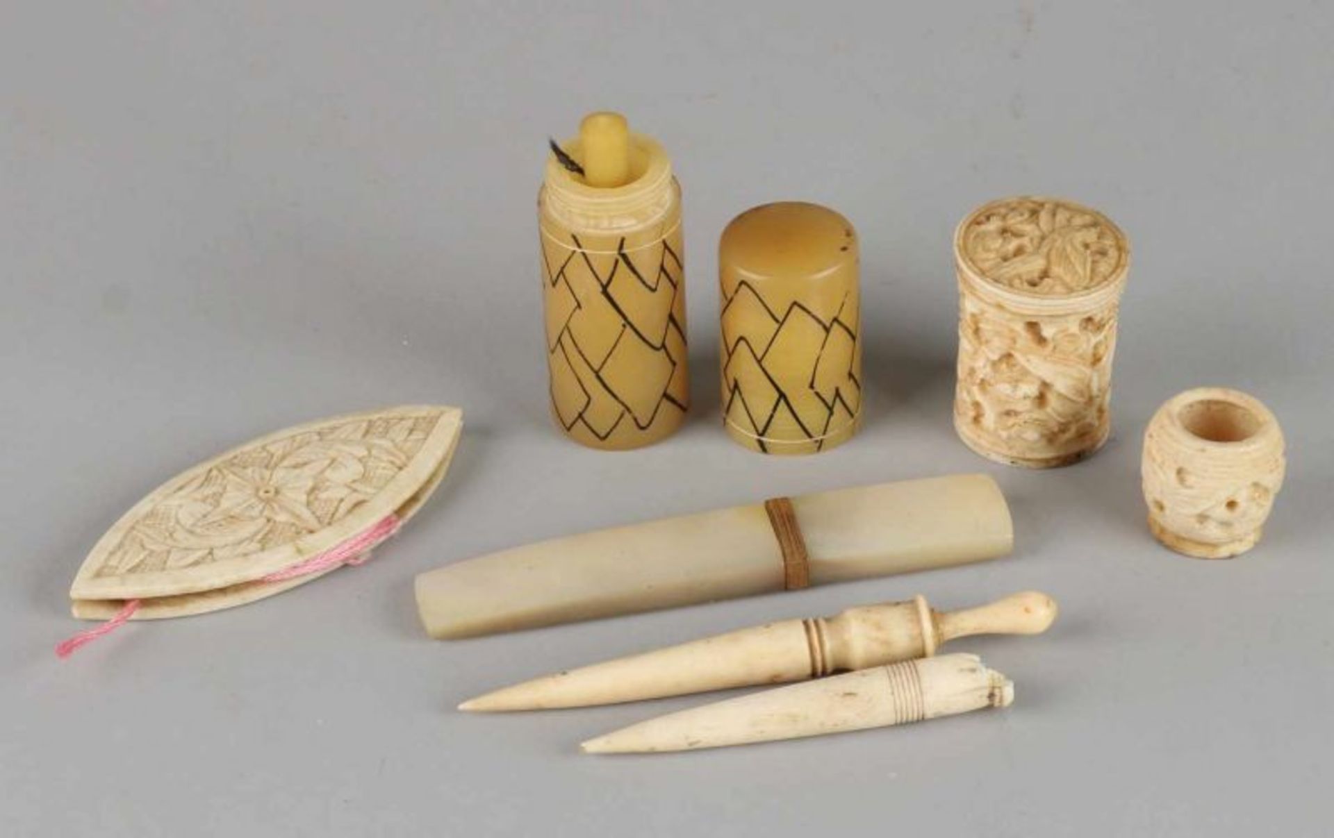 Lot antique sewing necessaires. Include: bone, horn and mother of pearl. Quantity: 7. Size: 2-8