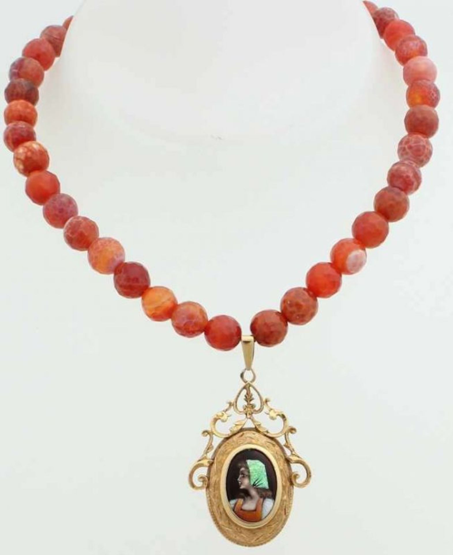 Collier agate beads with a gold pendant limoges, 585/000. Necklace with faceted agate beads with a