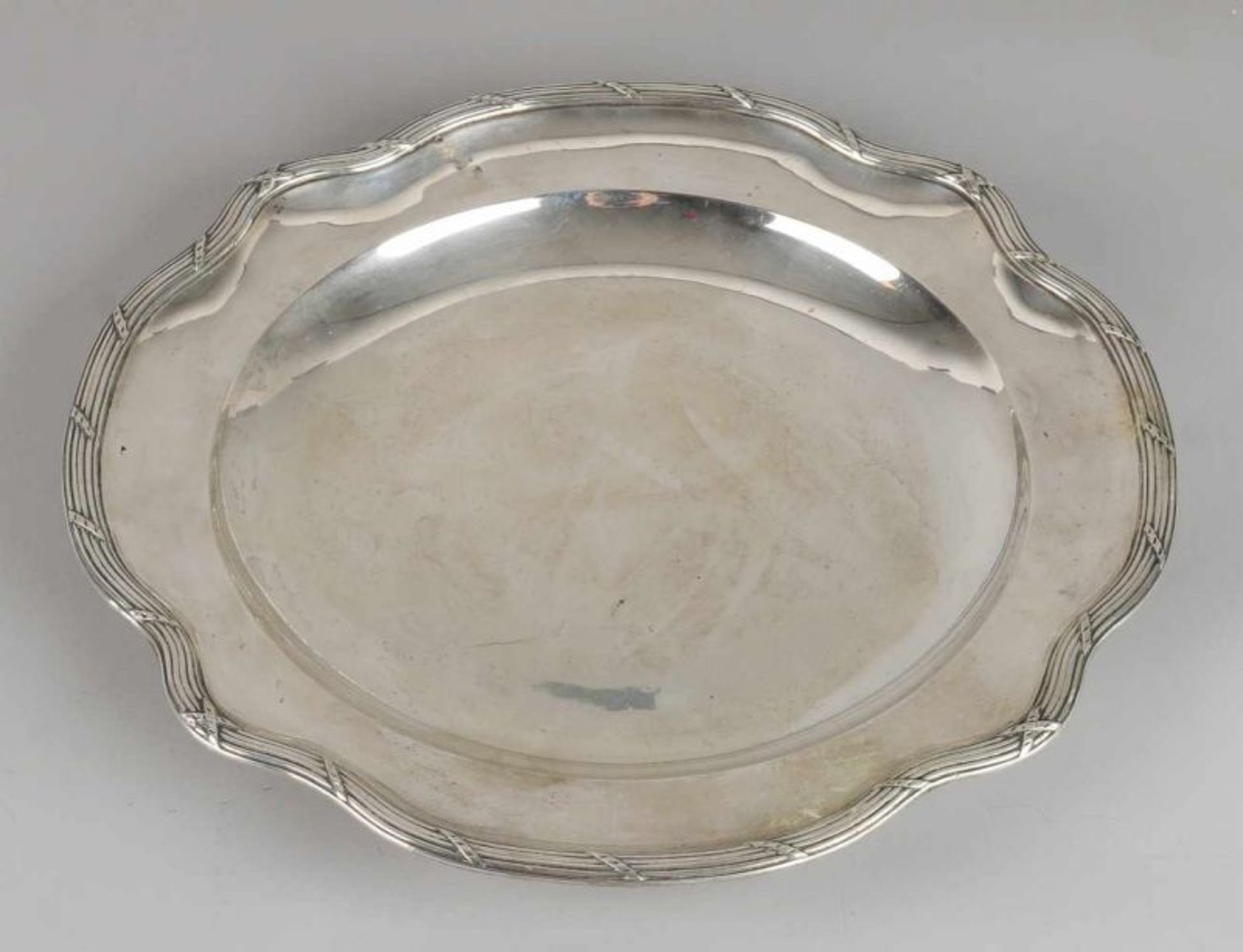 Silver meat serving plate, 835/000, around gecontourneerd with an edge provided with ribdecor with
