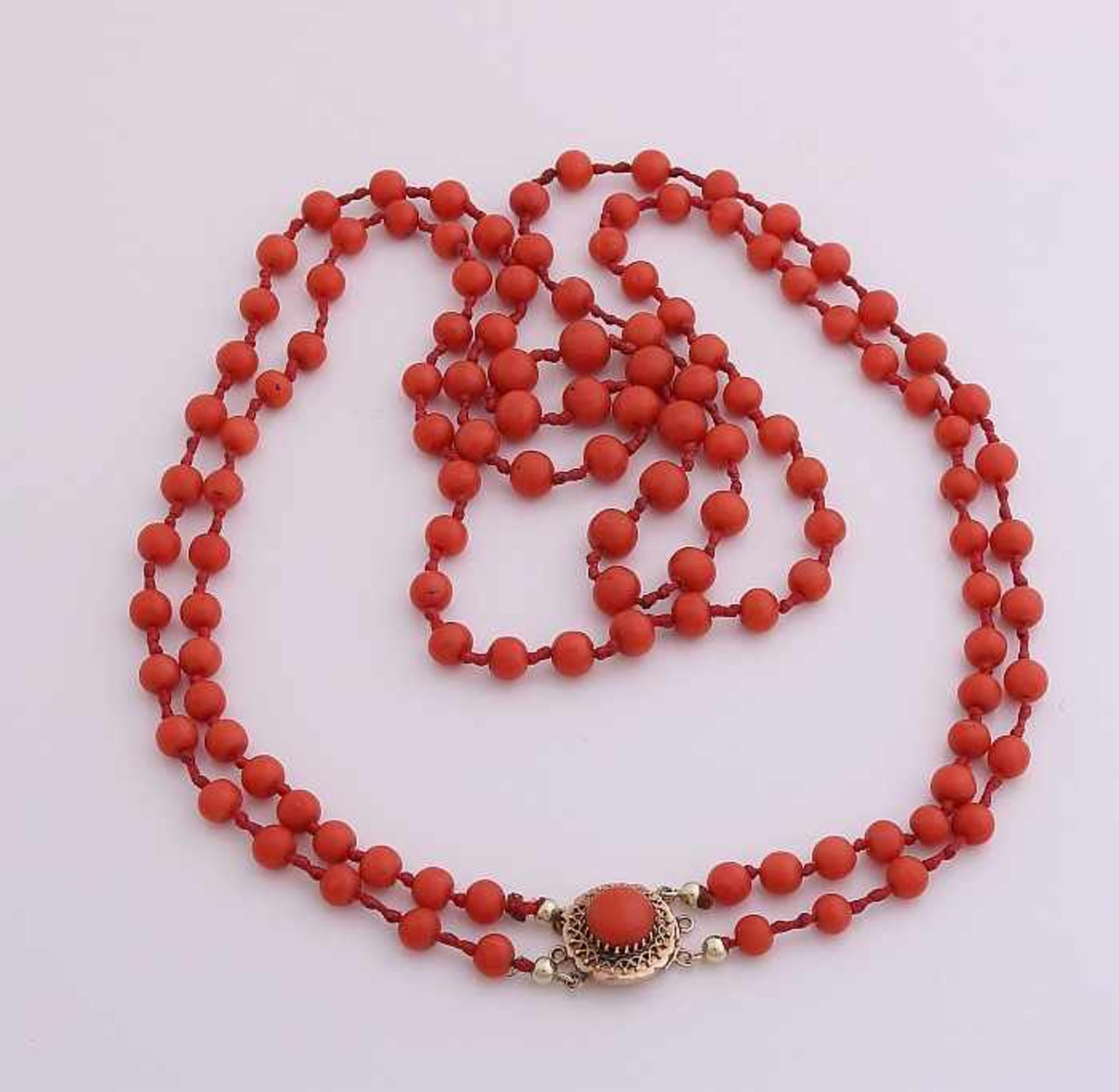 Necklace of coral with gold clasp, 585/000. Over knotted necklace of coral, extending 6-8mm in size,