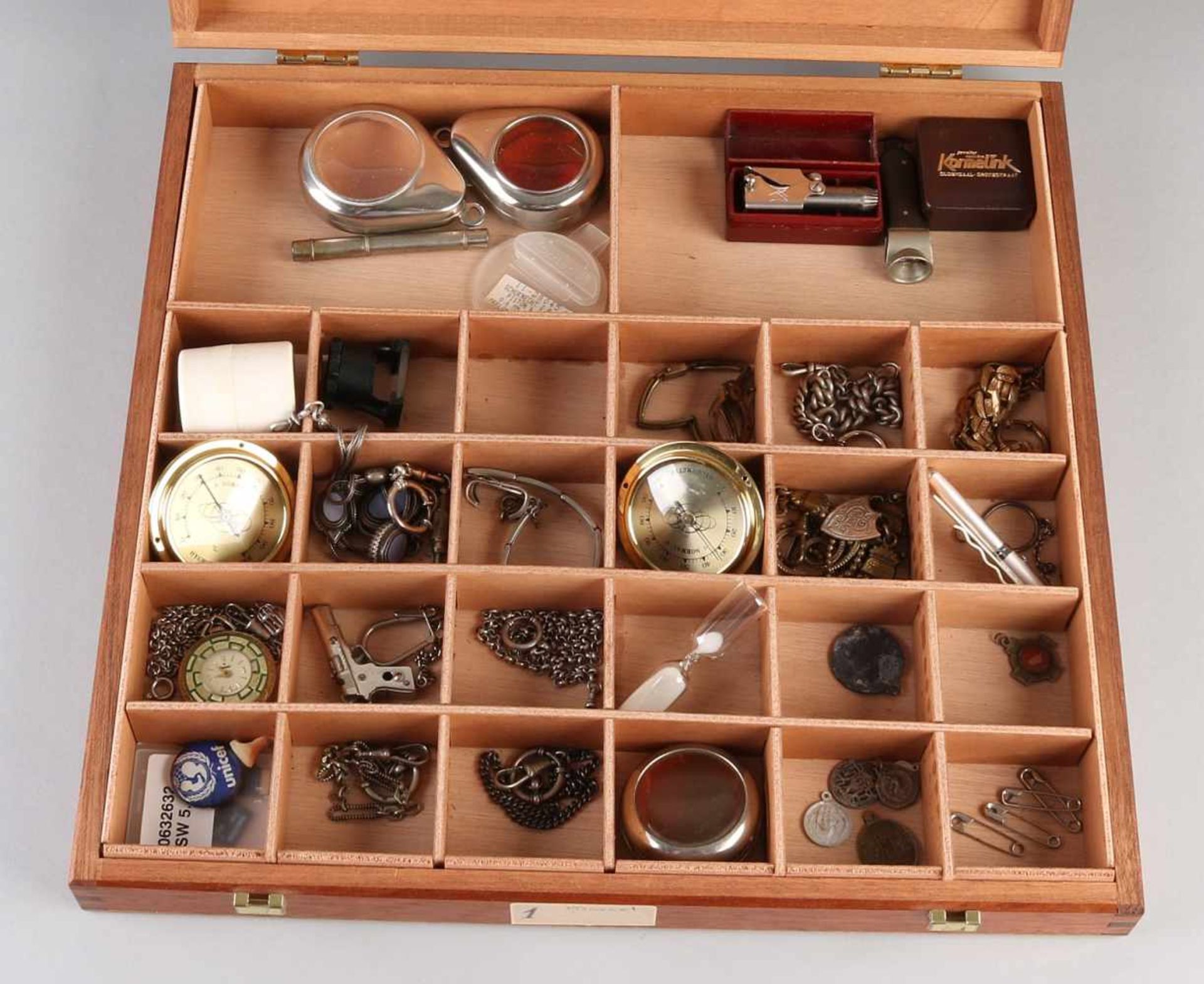 Box miscellaneous. Watches, watch chains, coins, shells, jewelry loupe et cetera. Size: 45 x 33 x
