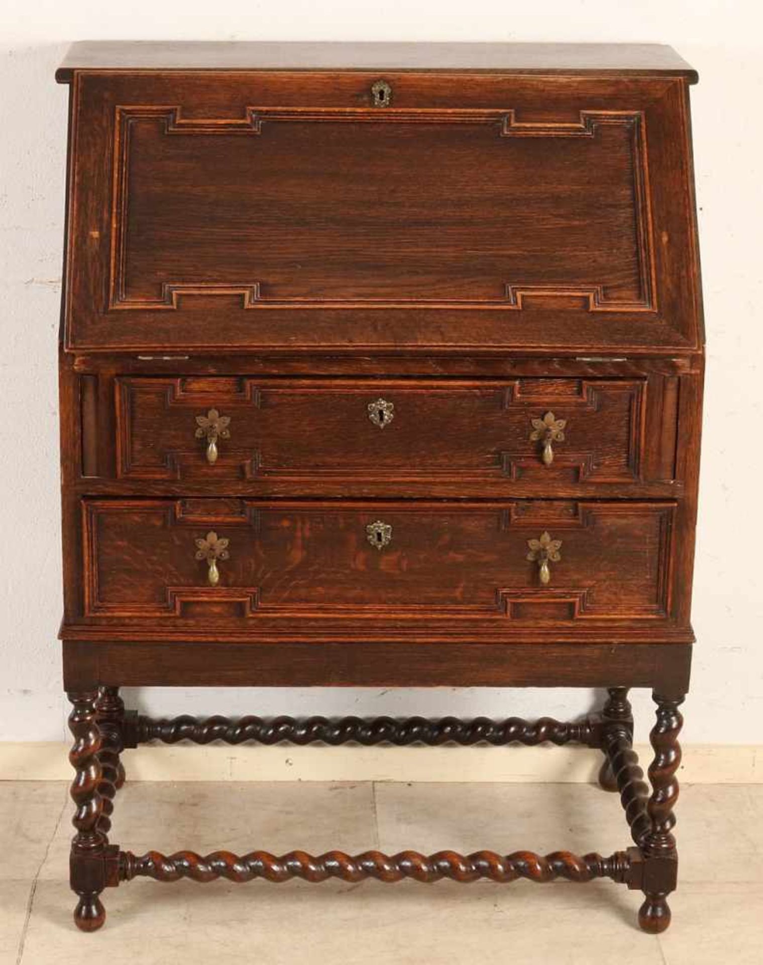 Antique English oak desk with original fittings and twisted legs. Approximately 1920. Size: 106 x 80 - Bild 2 aus 2