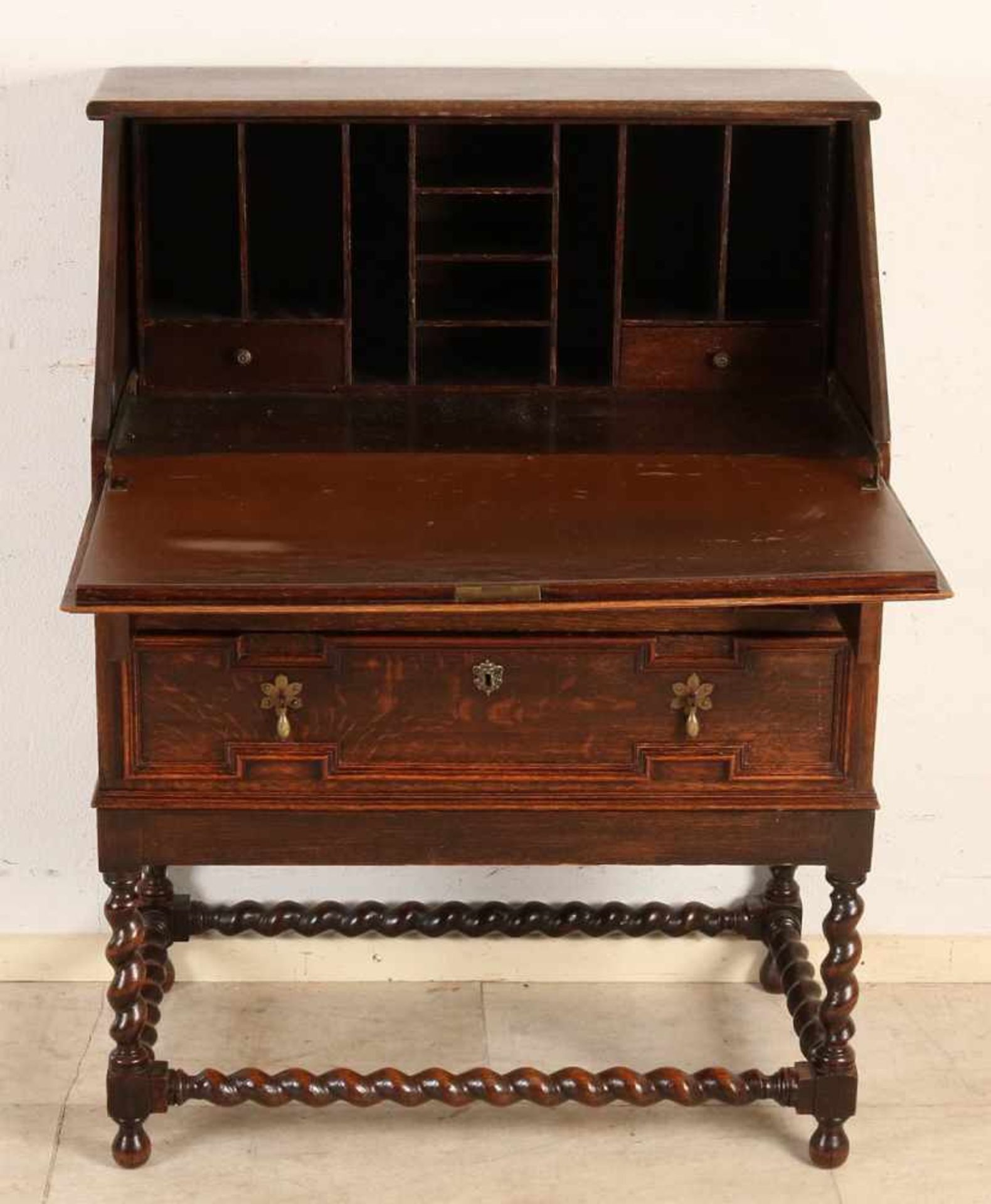 Antique English oak desk with original fittings and twisted legs. Approximately 1920. Size: 106 x 80
