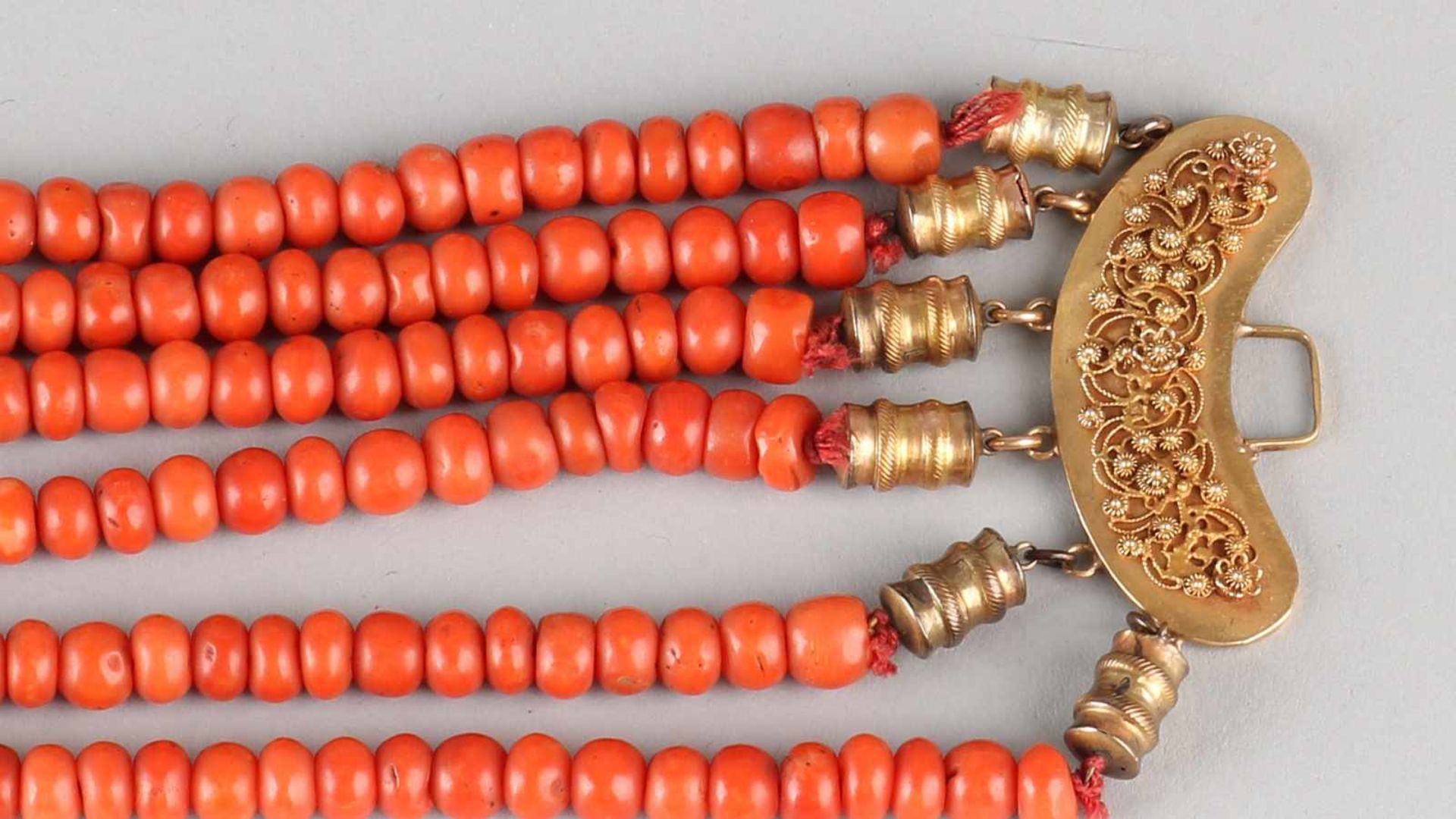 Lovely necklace of coral with yellow gold zone lock, 750/000. Collier with 6 rows blood coral, in - Bild 4 aus 4
