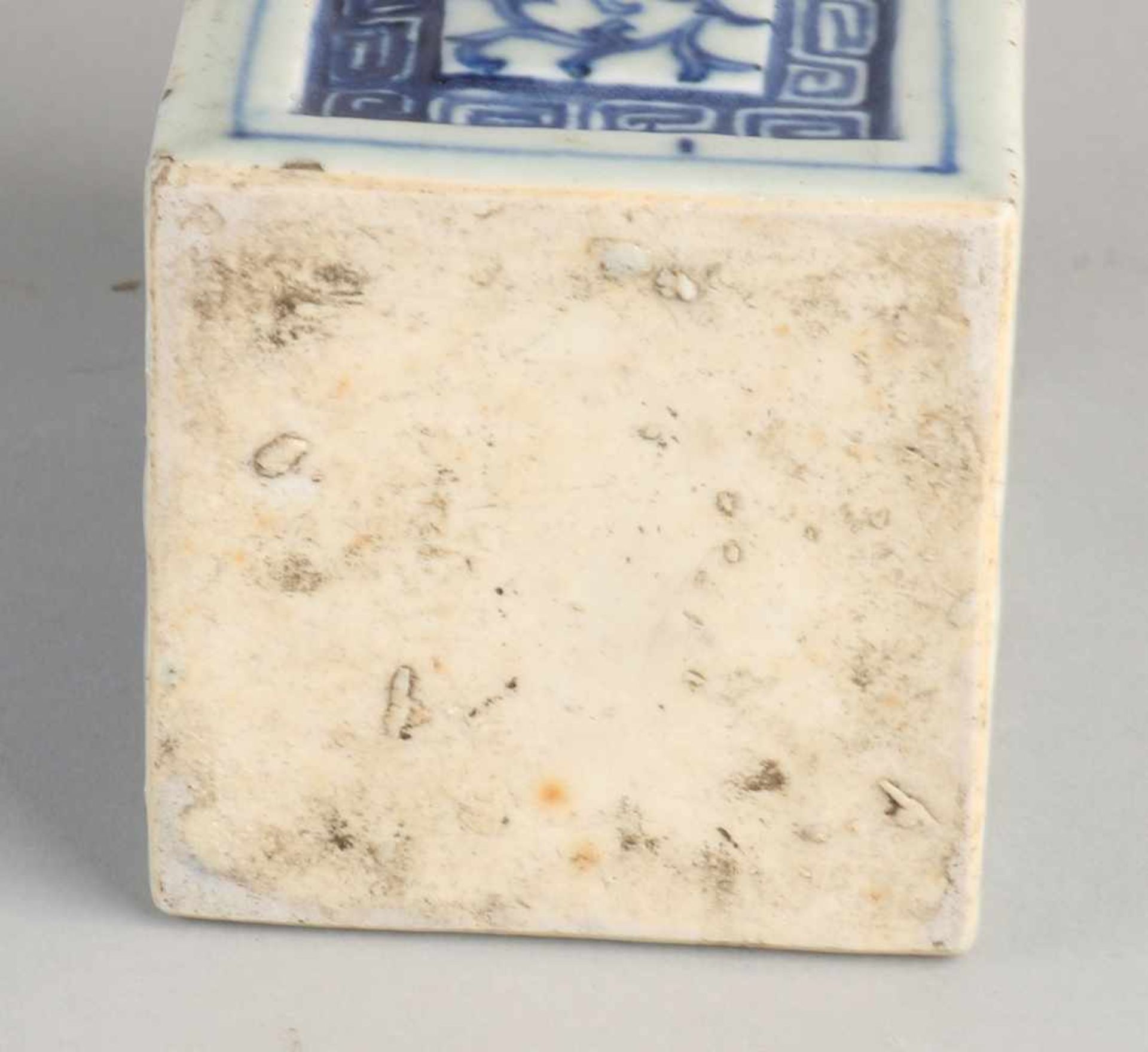 Chinese porcelain blue and white caddy with floral decor. Cover not original. Size: 13 x 7 x 7 cm. - Bild 2 aus 2