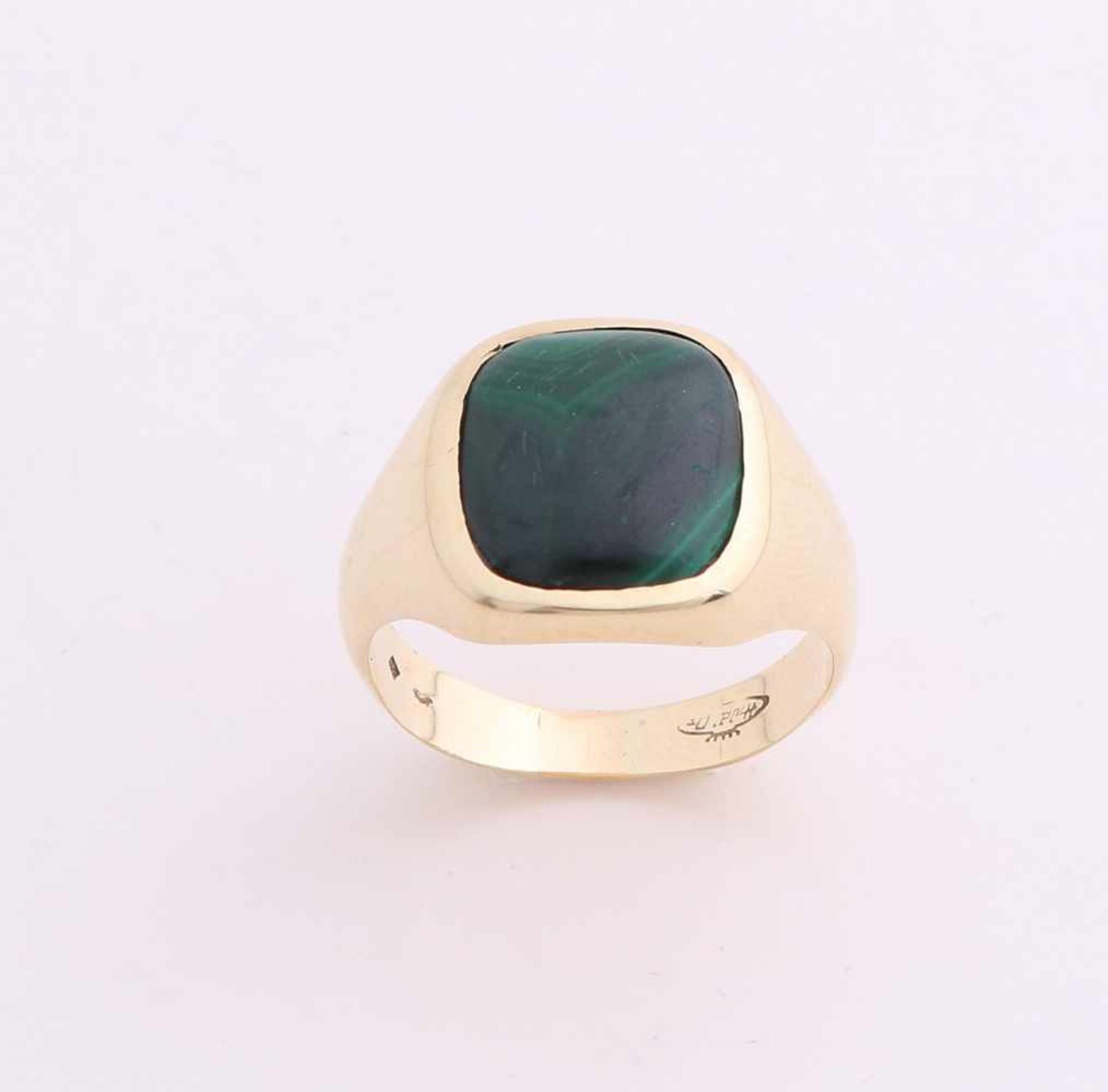 Yellow gold signet ring, 585/000, with malachite. Ring having a rectangular head set with a