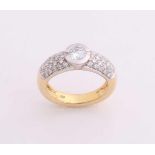 Elegant yellow gold ring, 750/000, with diamonds. Bolle ring with in the middle of a white gold