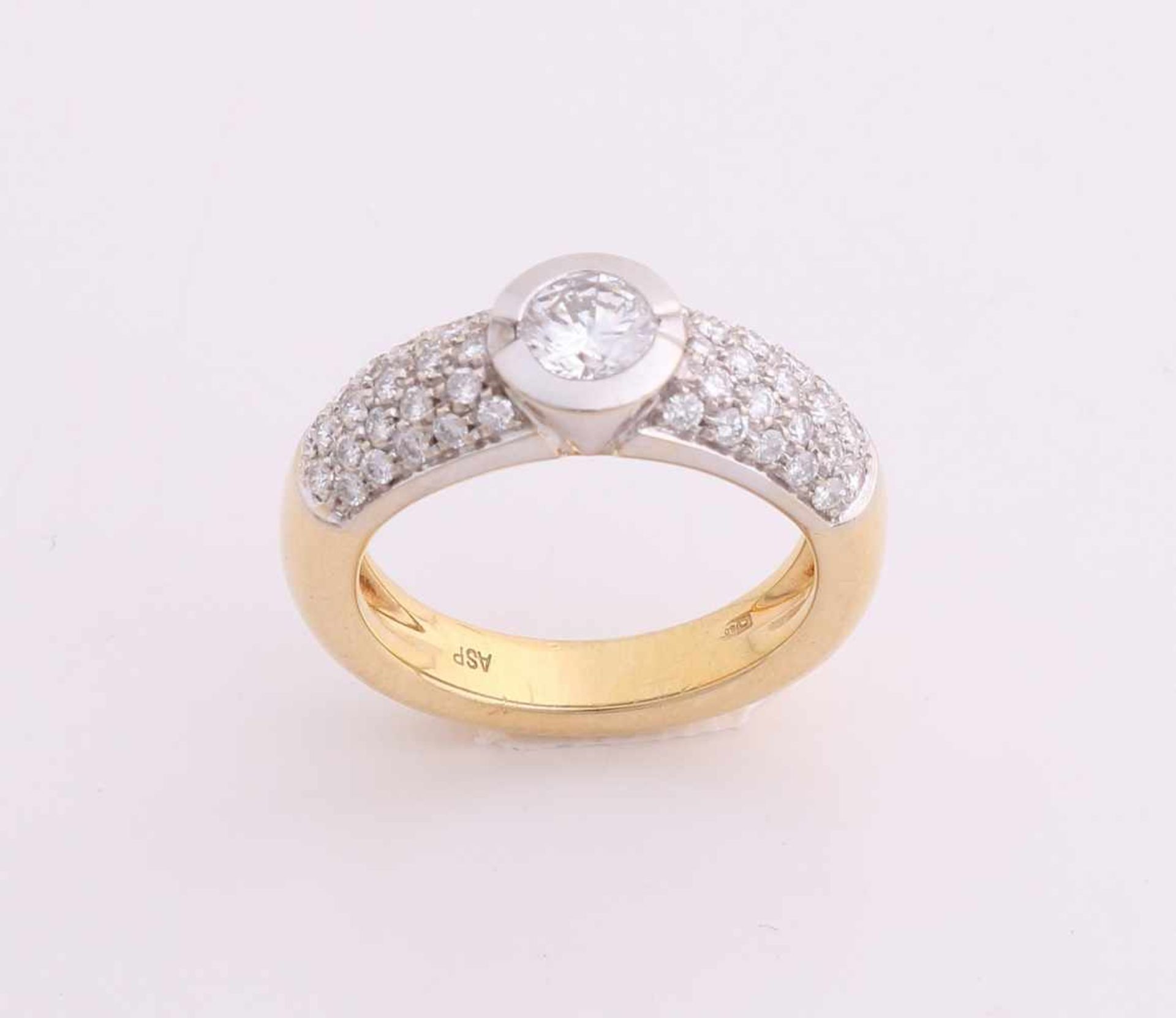 Elegant yellow gold ring, 750/000, with diamonds. Bolle ring with in the middle of a white gold