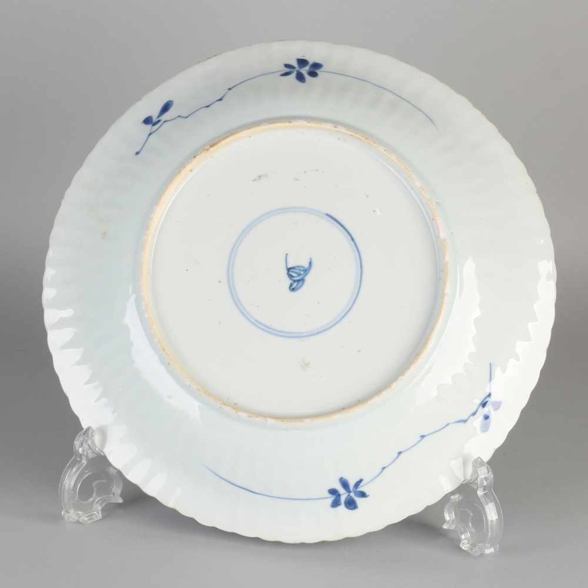 Large 17th - 18th century Chinese porcelain Kangxi dish with floral decoration + bottom mark. - Bild 2 aus 2
