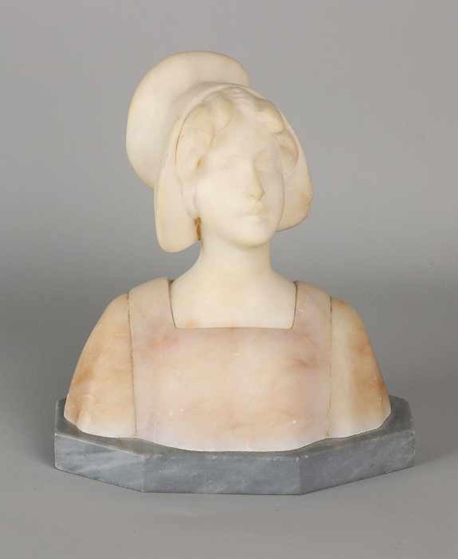 J. Aurili. Marble bust ladies. 1834 - 1914. Chip. Dimensions: 16 cm. In fair / good condition.