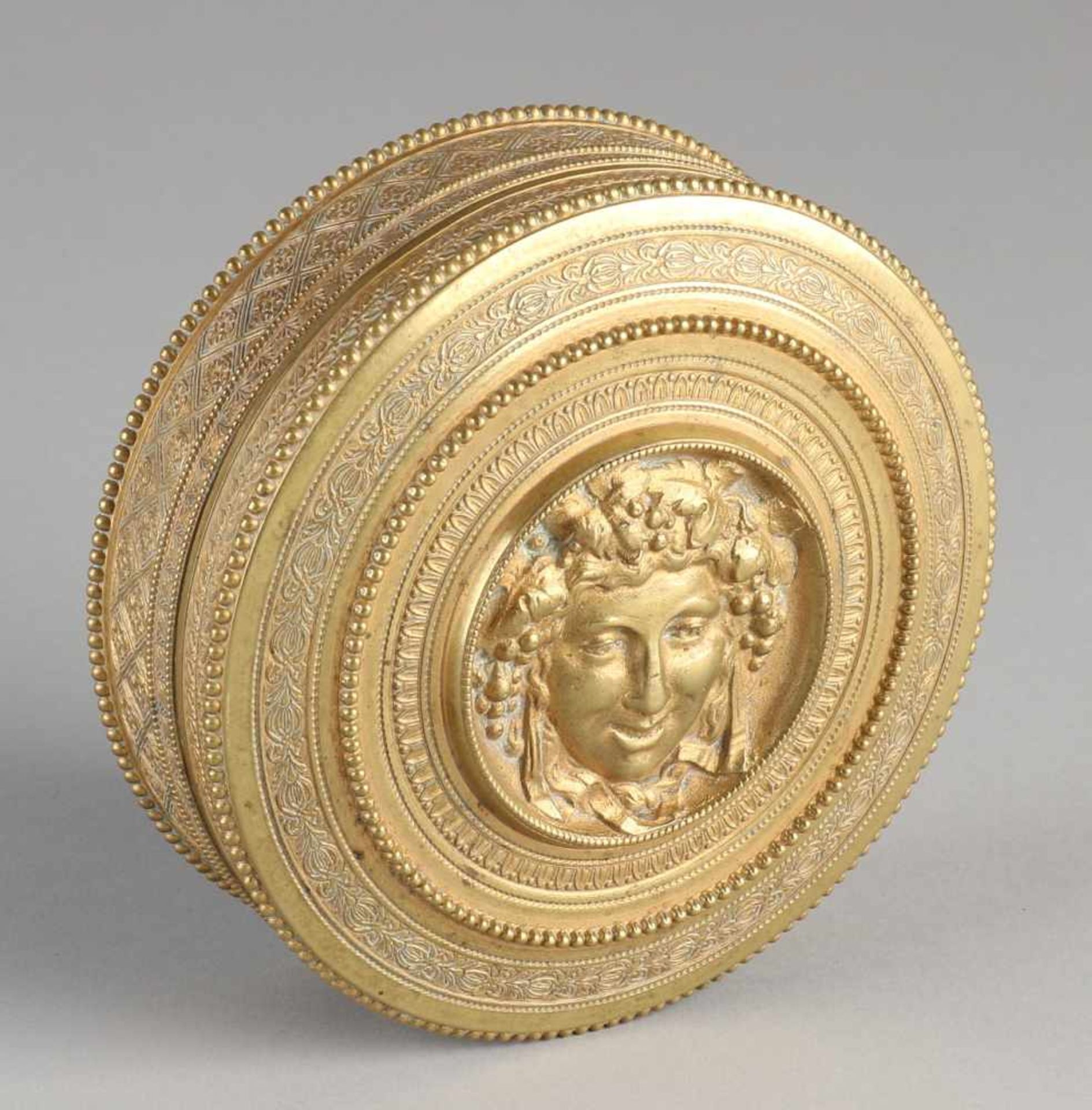 Heavy brass plated lid box. 19th century. Women medallion with bunches in her hair. Size: 4 x Ø 11,5 - Bild 2 aus 2
