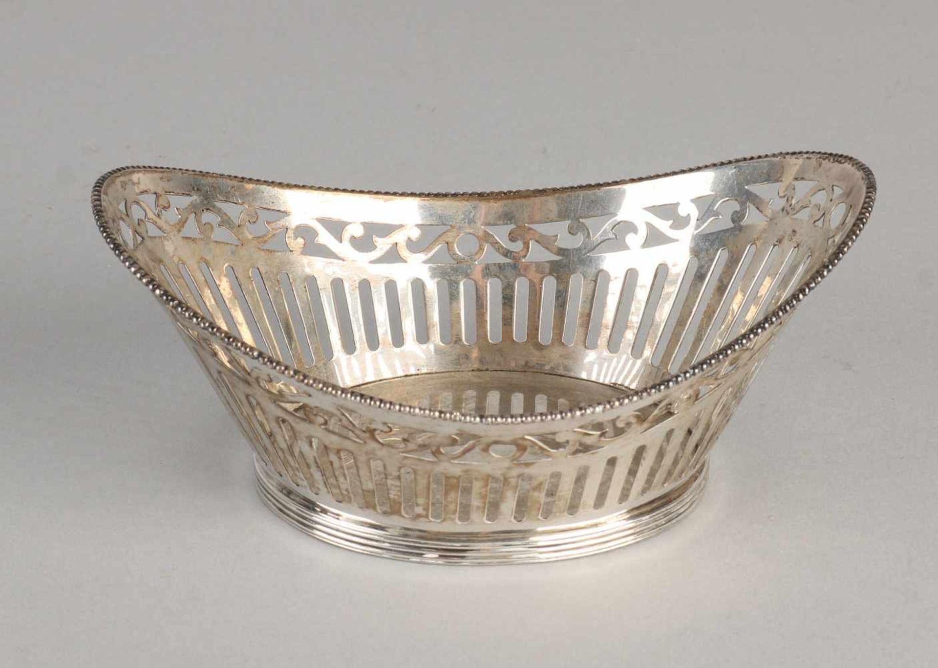 Silver bonbon basket, 835/000, boat-shaped with serrated bars and floral decor. Provided with a