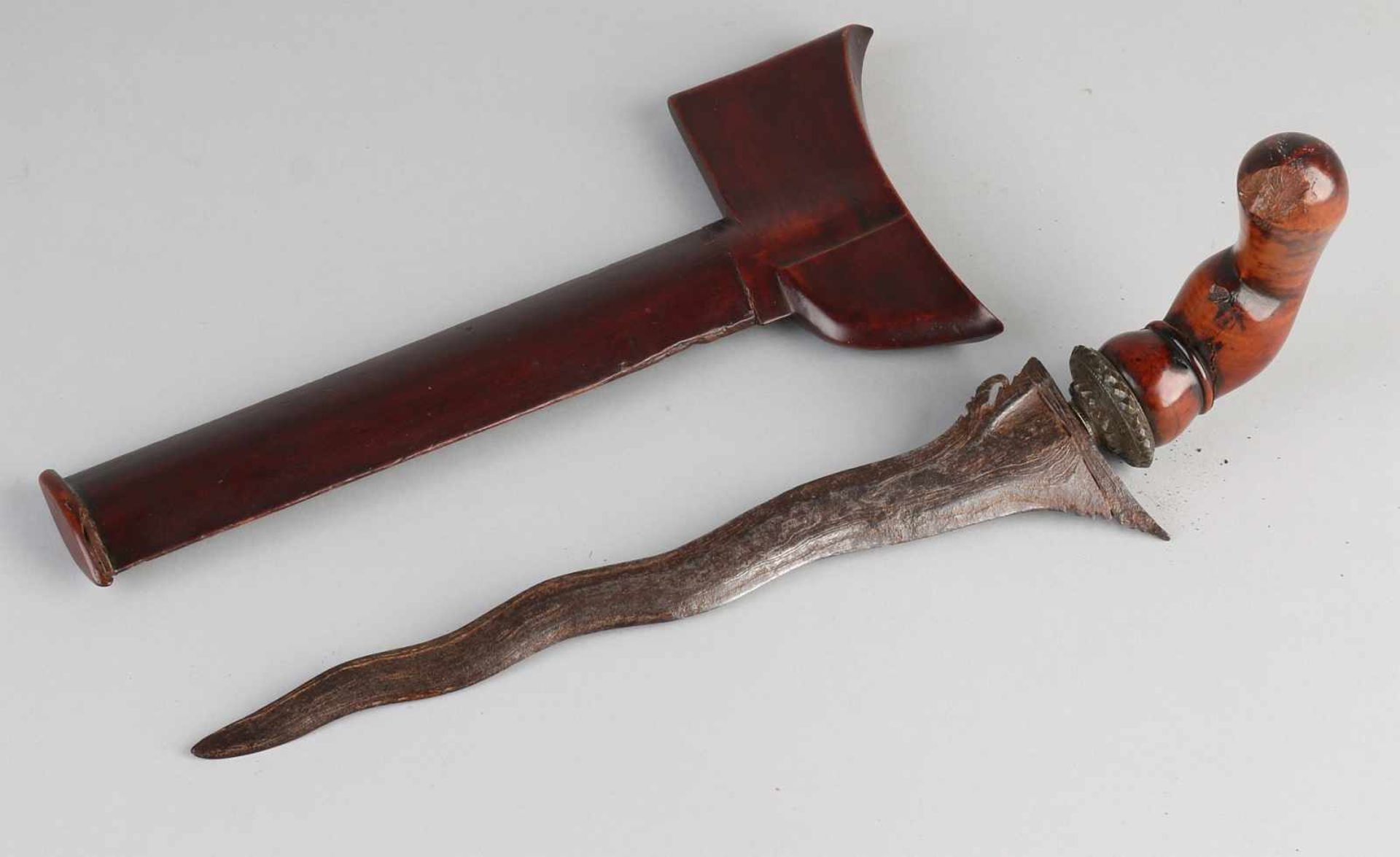 Antique Indonesian kris with Damascus blade, wooden scabbard and hilt. Size: L 32 cm. In good