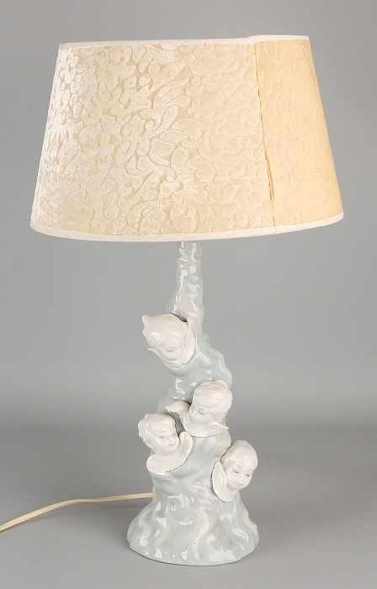 Spanish? porcelain table lamp with cherubijnkoppen. marked unclear. Second half 20th century.