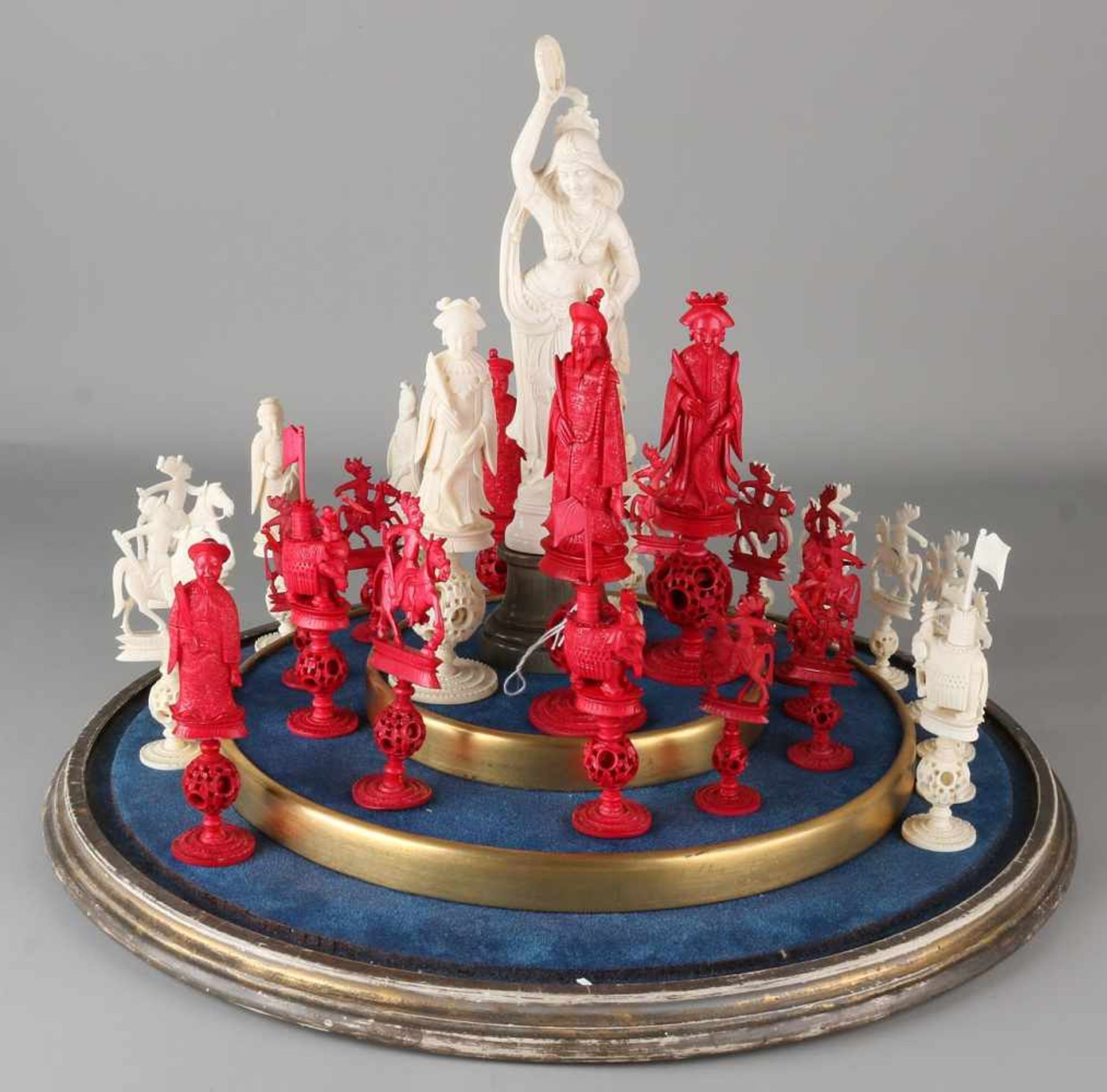 Rare antique ivory Chinese chess game comprising 32 chess pieces and loose centerpiece dancer. Circa - Bild 3 aus 5