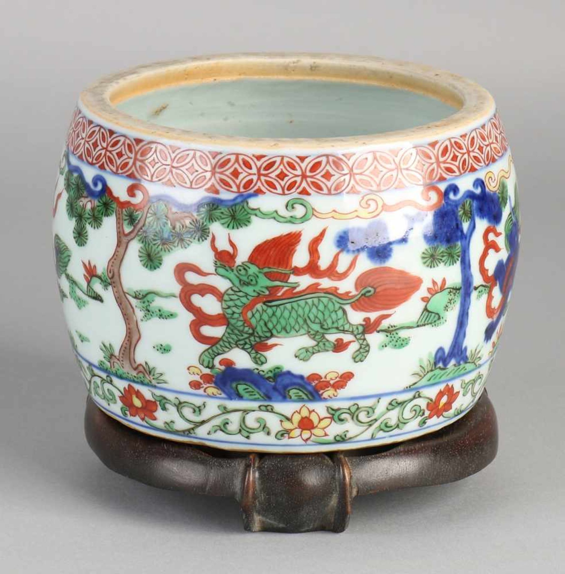Chinese porcelain pot with dragon decor Family Verte and six characters bottom mark. With console.