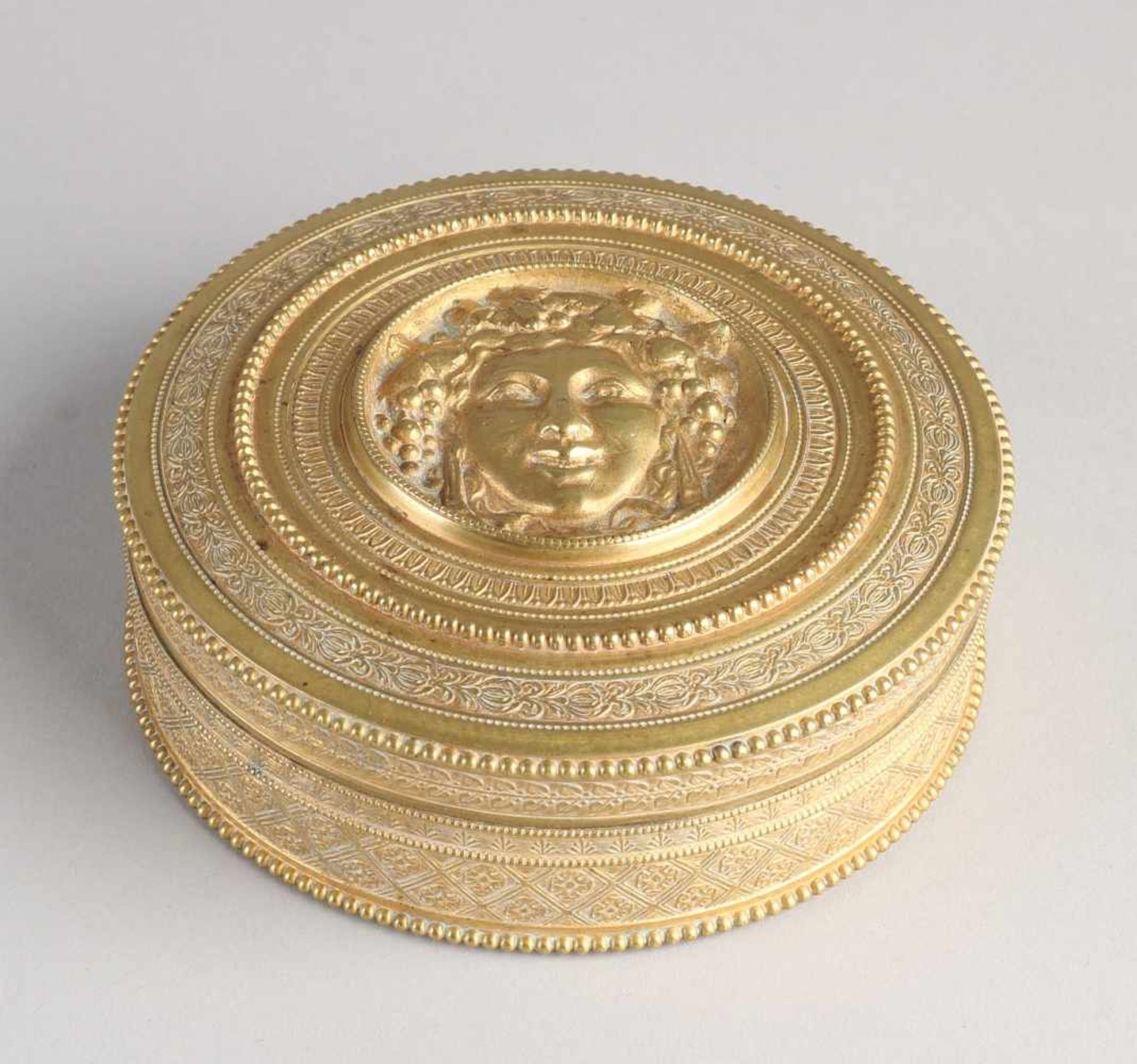Heavy brass plated lid box. 19th century. Women medallion with bunches in her hair. Size: 4 x Ø 11,5