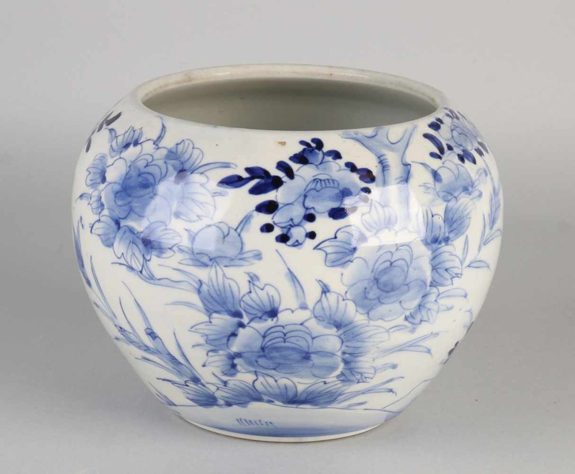 18th Century Chinese and Japanese porcelain pot with garden / butterfly decor. Size: ø 16 x 20 cm.