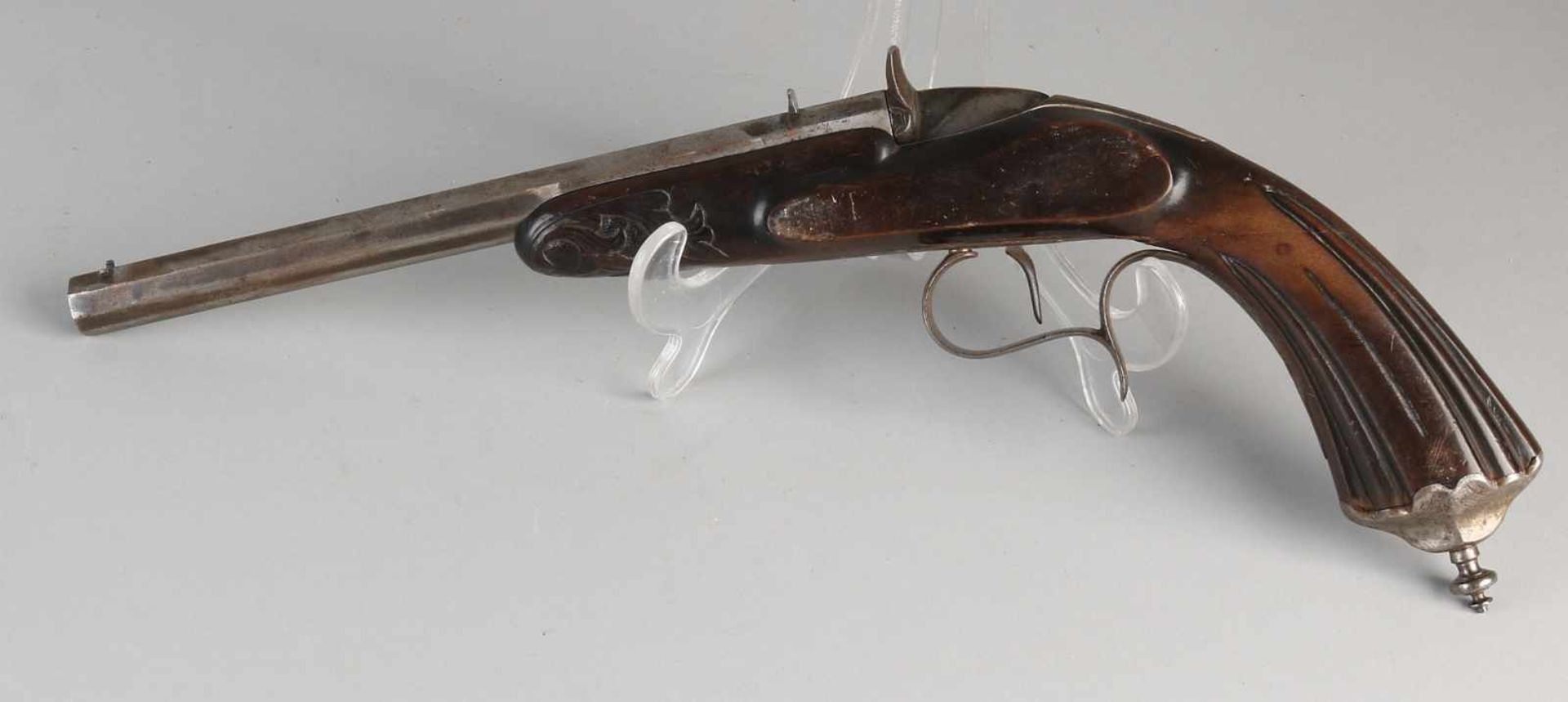 Antique pistol with octagonal barrel and Rococo engravings. Circa 1800. Dimensions: L 36 cm. In good - Image 2 of 3