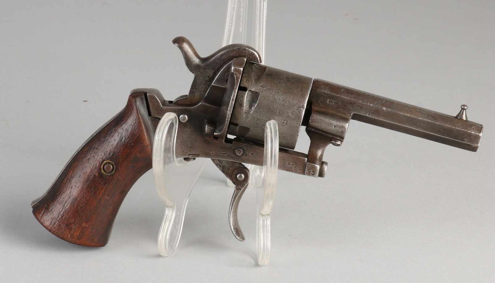 Penvuur antique revolver. Marked ELG + number. Octagonal barrel. Size: L 16 cm. In good condition.
