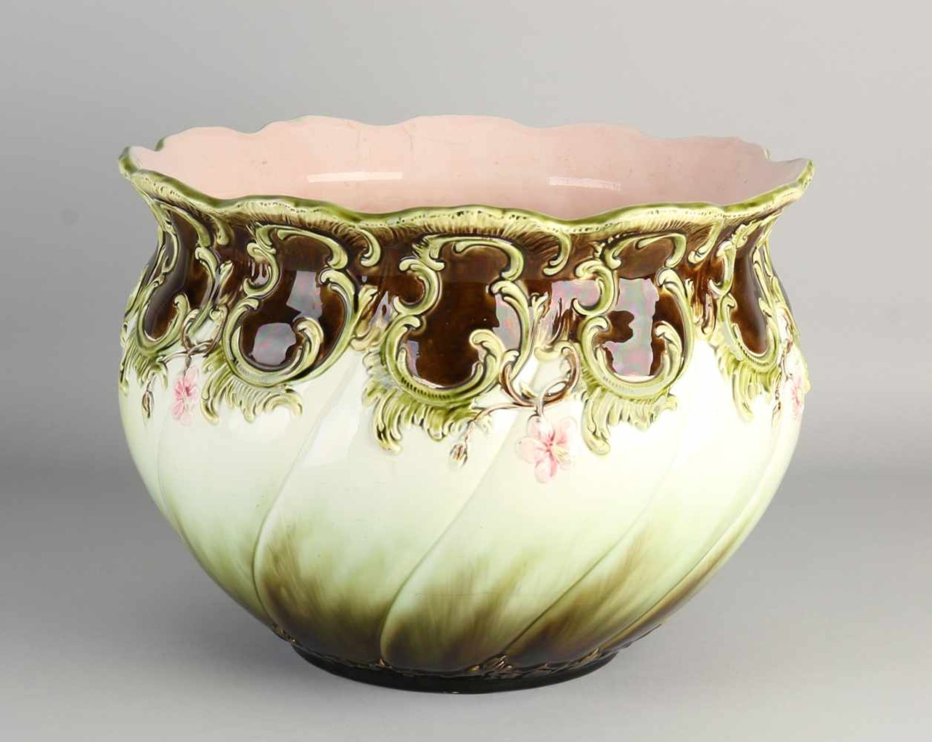 Large antique Austrian Majolica cachet pot with floral decor. Circa 1900. Size: 26 x 33 cm dia. In