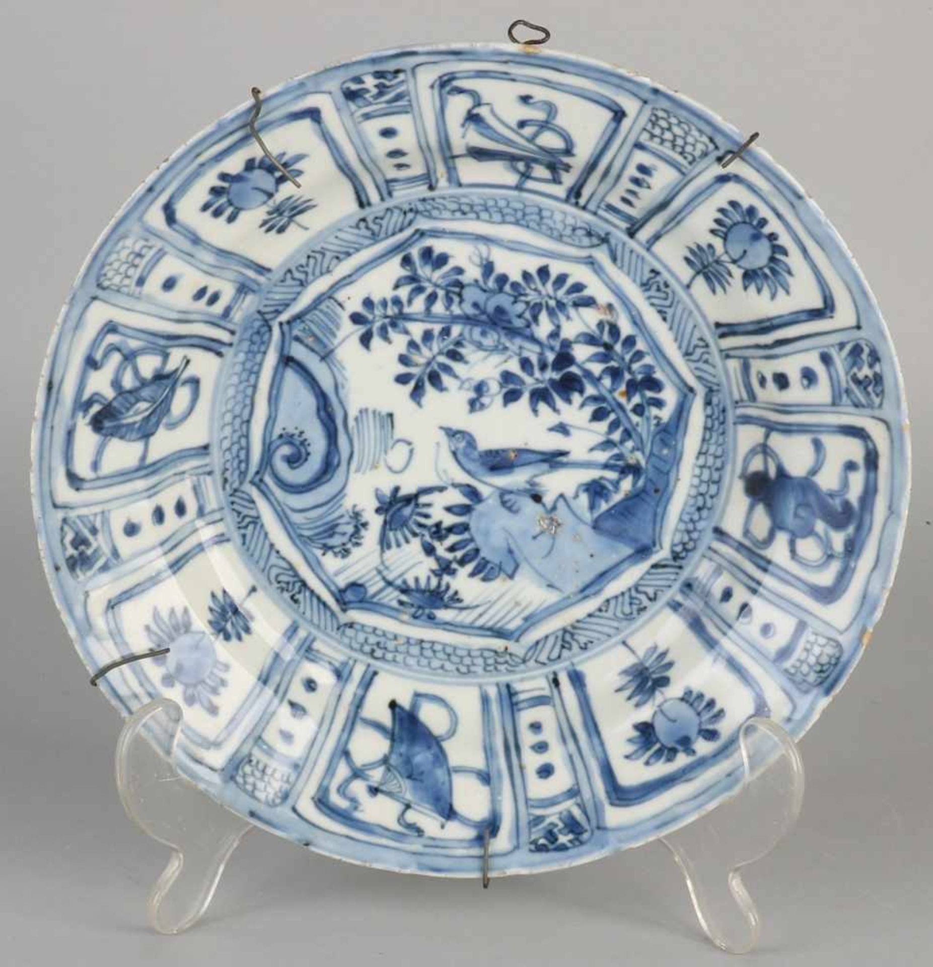 17th century Chinese porcelain Wanli plate with backdrop decor. Size: ø 21 cm. In good condition.17.
