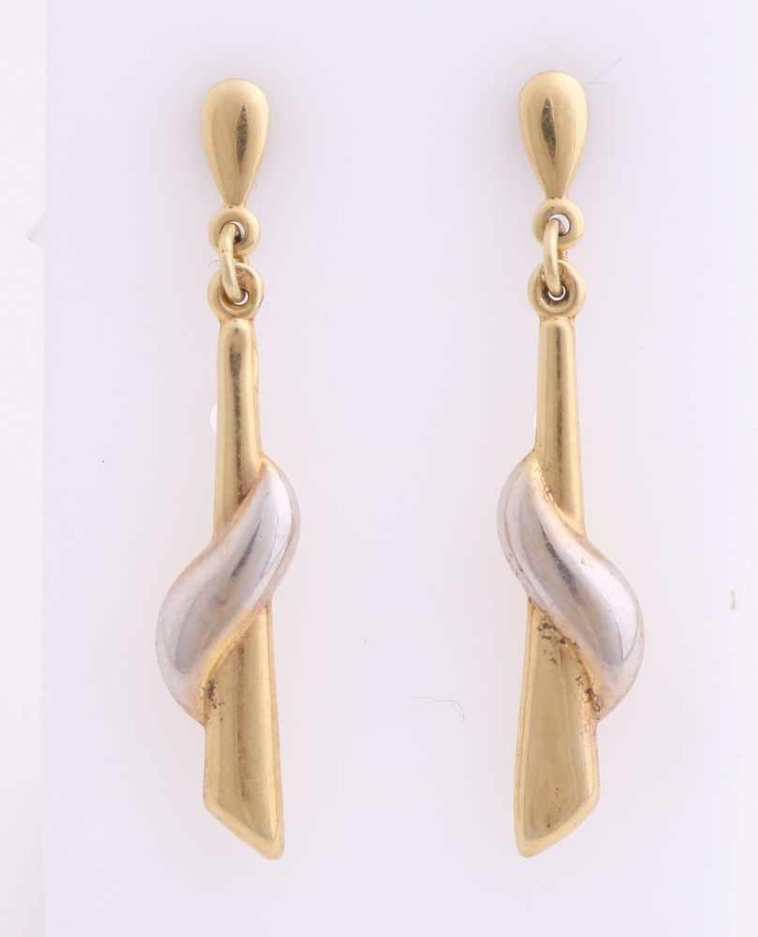 Yellow gold earrings, 585/000, having elongated hangers with white gold element. Length 38 mm. ca