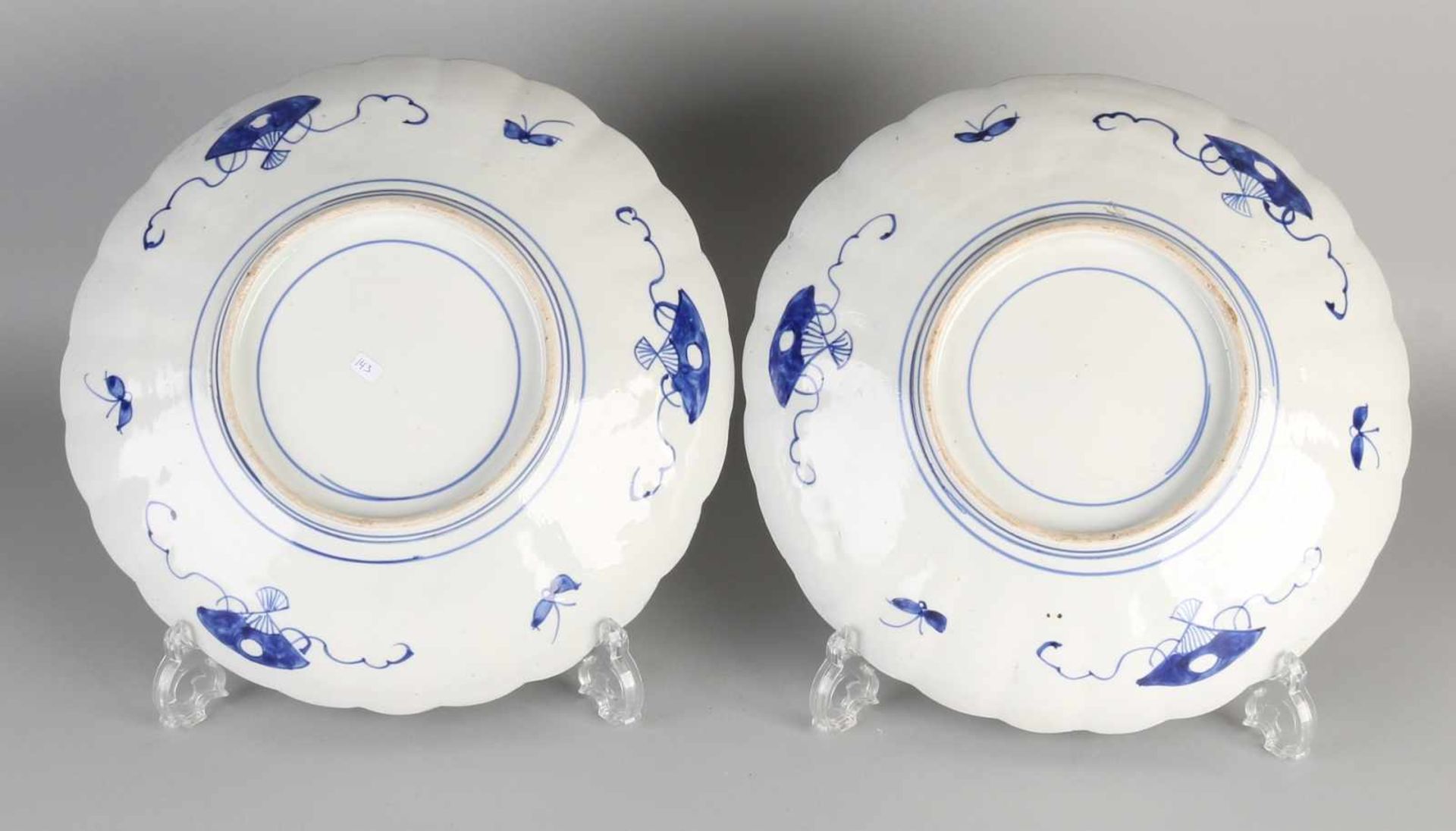 Two beautiful large 19th century Imari porcelain decorative dishes. Gecontourneerd. With butterfly / - Bild 2 aus 2