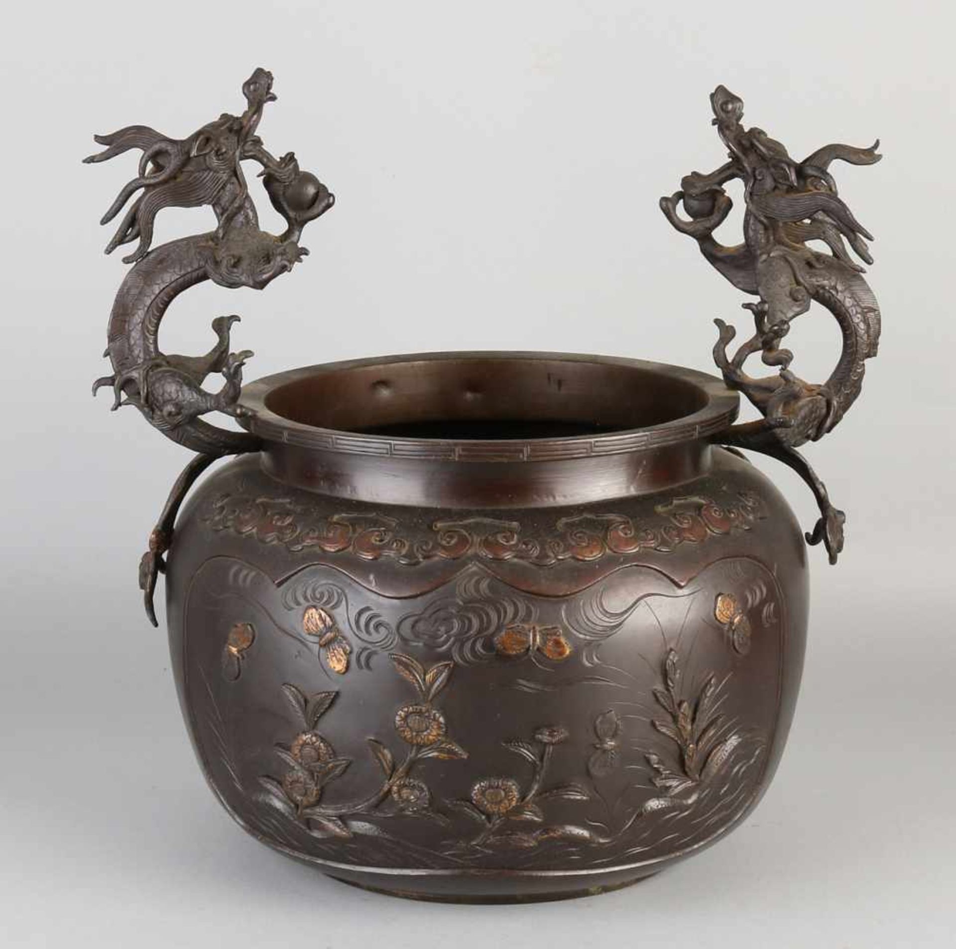 Large 19th century two-tone bronze flowerpot with dragons / birds and floral decor. Size: H Ø 38 x