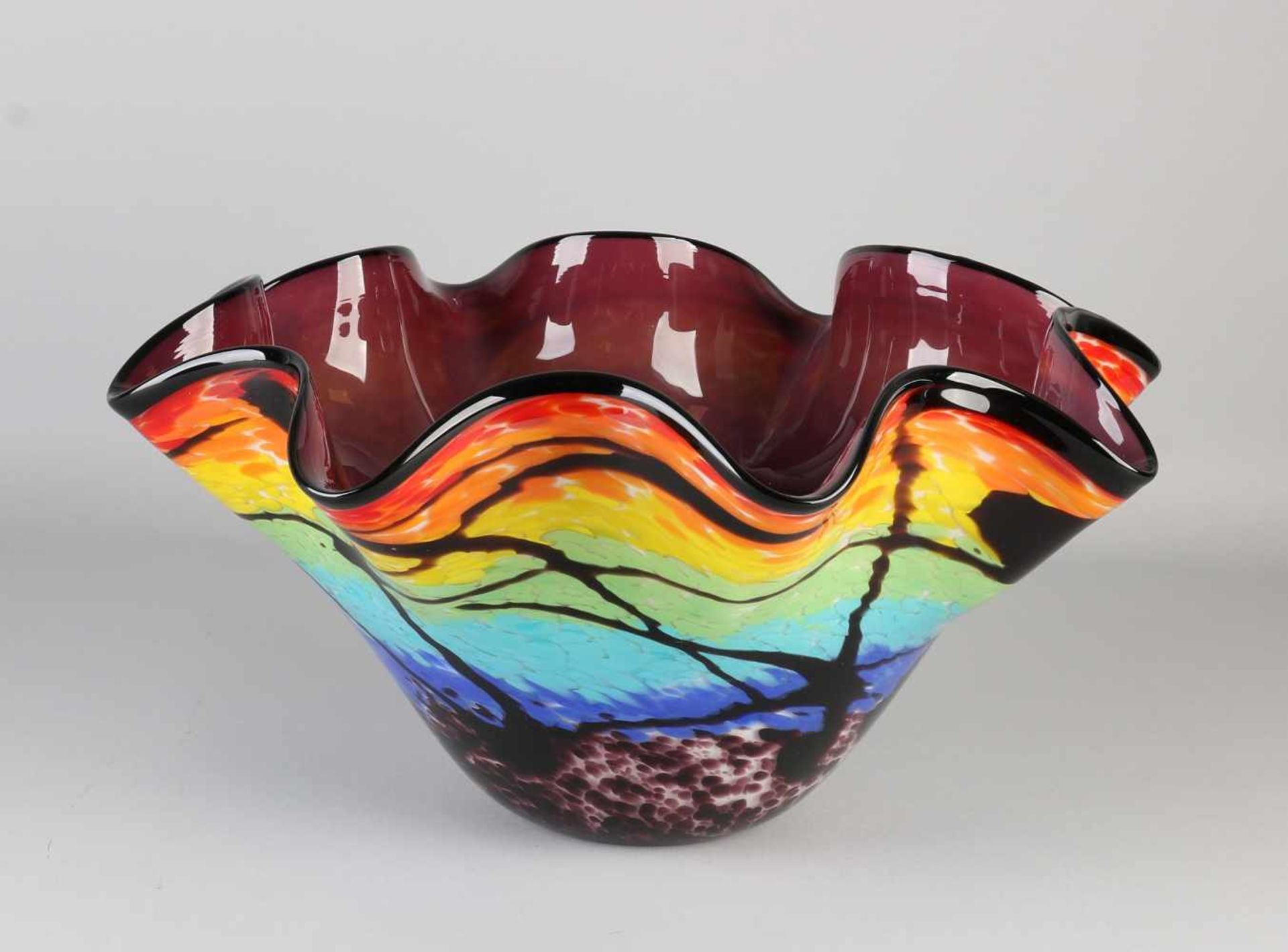 Large Murano glass fusing style bowl with scalloped edge. 21st century. Size: 20 x 40 x 40 cm. In