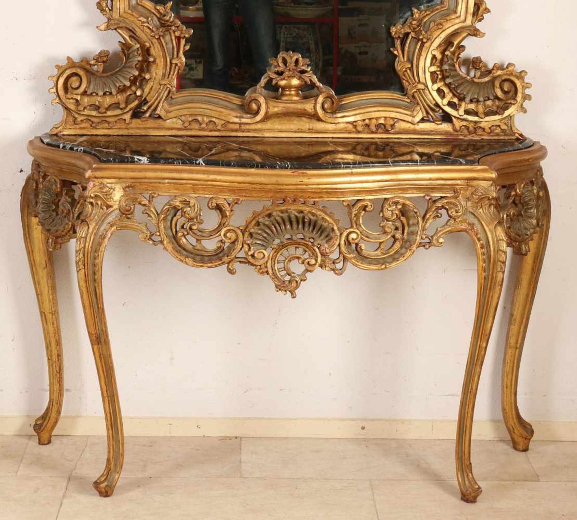 Great Italian gilt wood mirror with console stabbed. Rococo-style. 20th century. Crack in glass. - Bild 2 aus 2