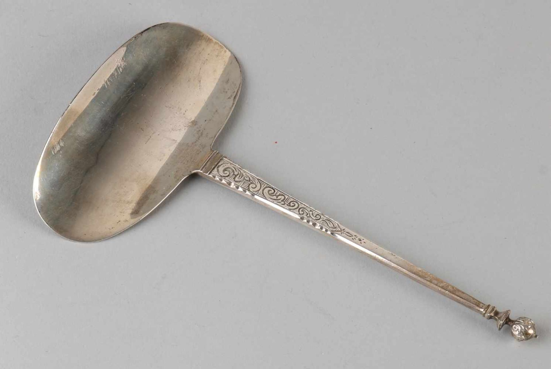Silver croquette shovel, 833/000, with a tight tapered stem with engravings, topped with a button.