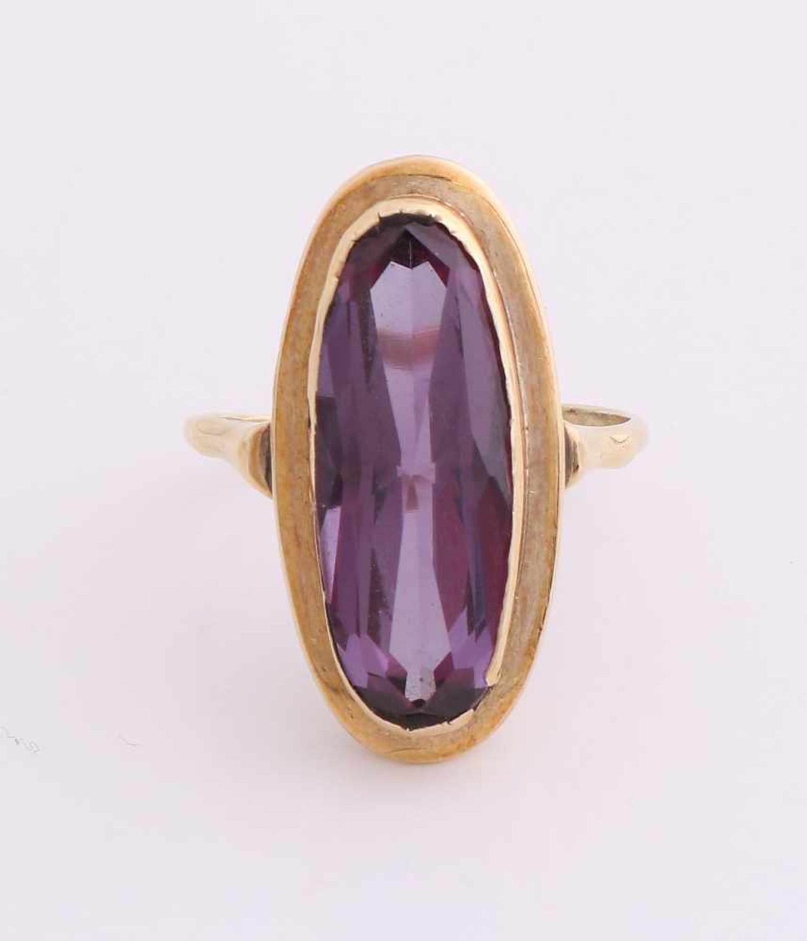 Yellow gold ring, 585/000 with amethyst. Ring with elongated narrow oval zetkast with a faceted