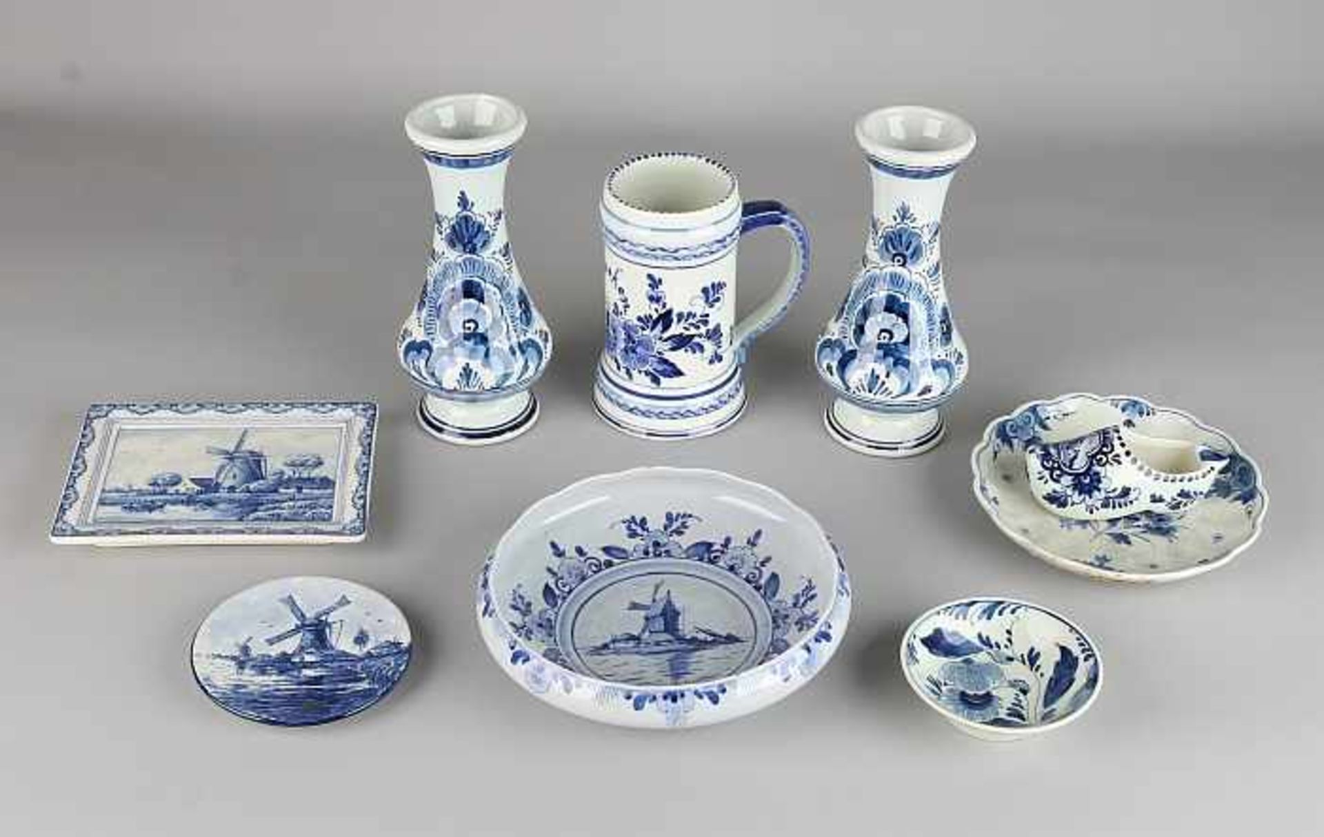Nine parts Delftware Fayence. Divers. 20th century. Size: 8-18 cm. In good condition.