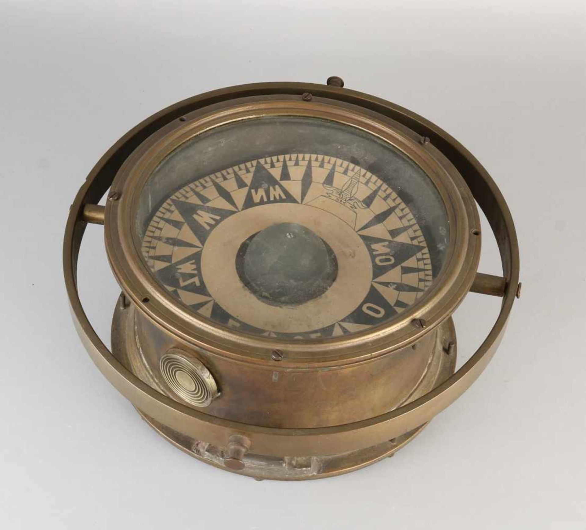 Large antique brass ship's compass. Unnoticed. First half 20th century. Size: ø 16 x 35 cm. In