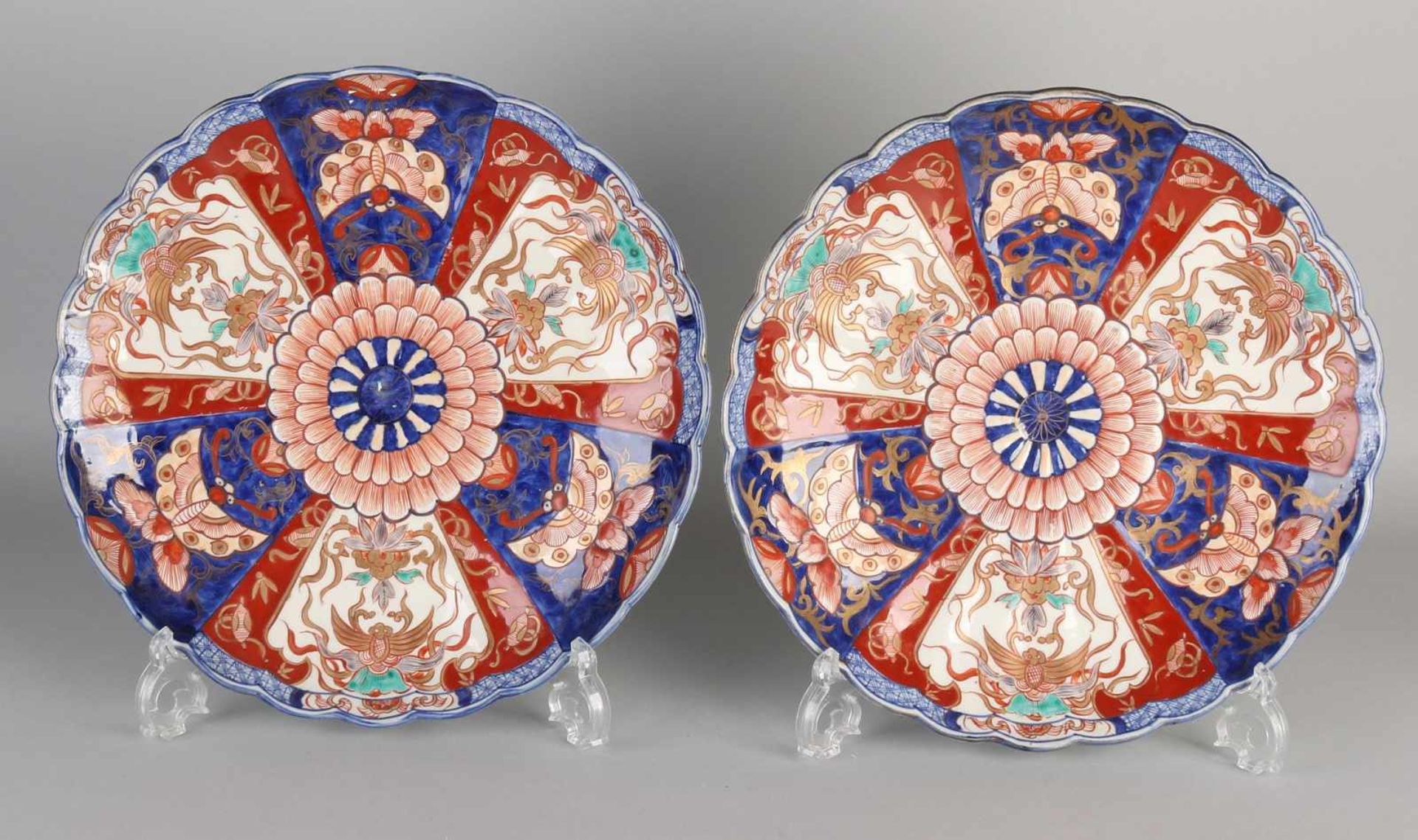 Two beautiful large 19th century Imari porcelain decorative dishes. Gecontourneerd. With butterfly /