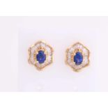Yellow gold earrings, 585/000, with diamond and sapphire. Studs in a flower shape, in the middle set