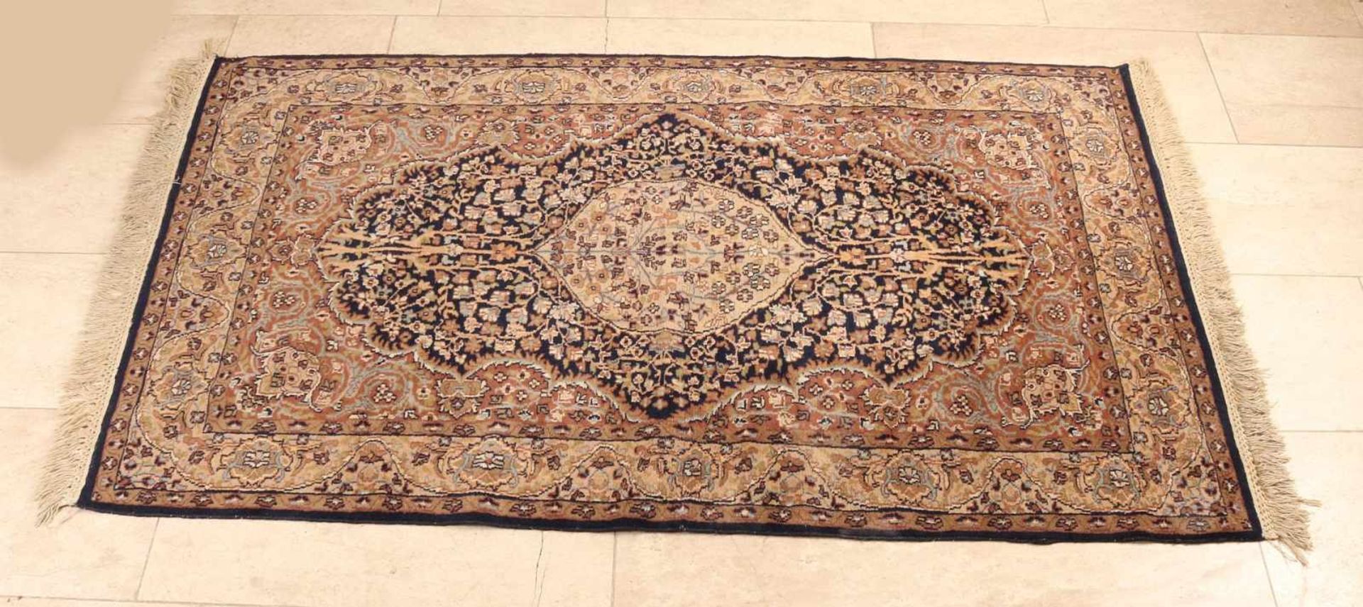 Persian garment in earth tones, finely drawn with floral decoration. Size: 100 x 160 cm. In good
