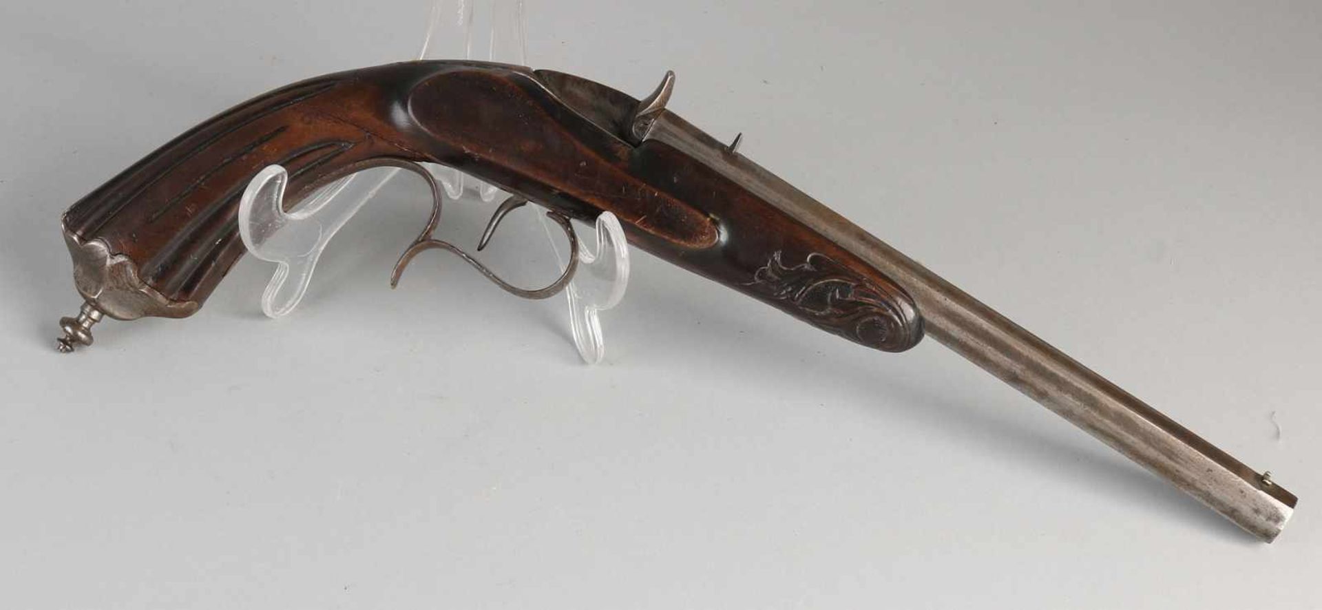 Antique pistol with octagonal barrel and Rococo engravings. Circa 1800. Dimensions: L 36 cm. In good