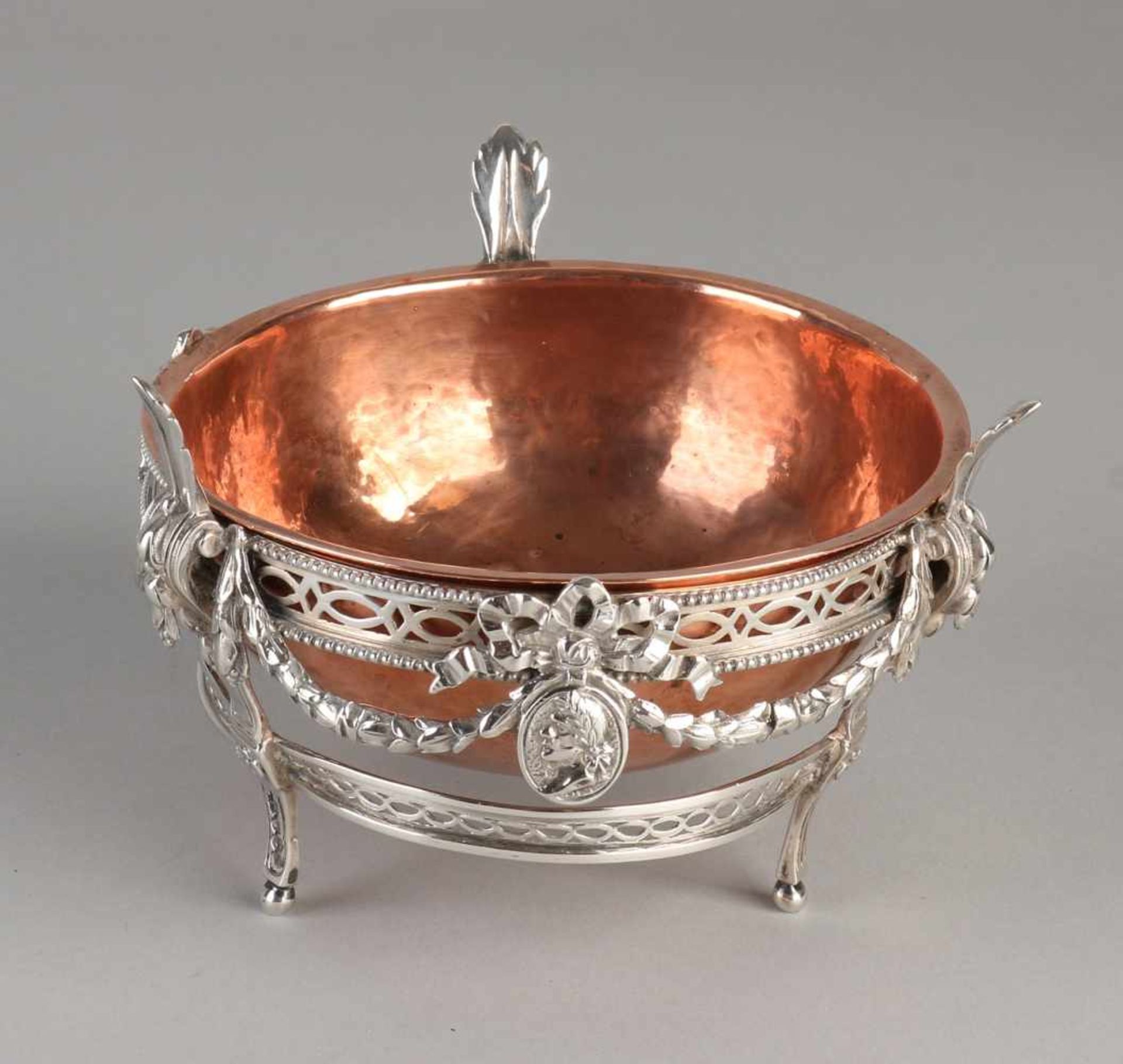 Copper pijpencomfoor in silver holder, 925/000, decorated with garlands, bows and medallions. Posted