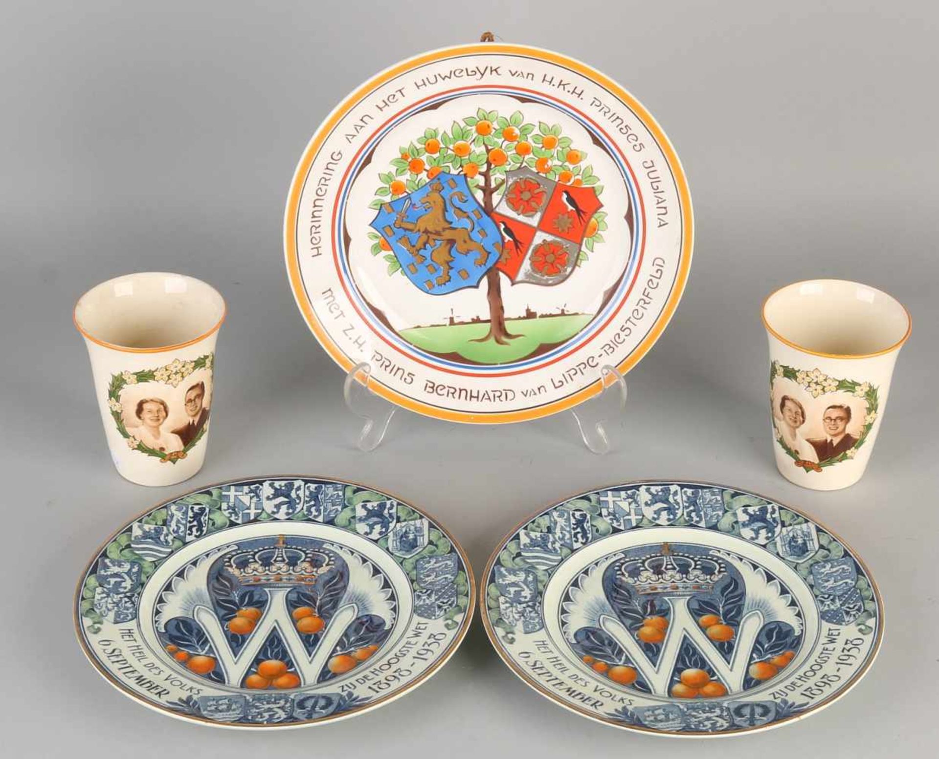 Five times ceramics. Royals. Consisting of: 2x Cup, Juliana Bernhard 1937. 2x Boards, Wilhelmina