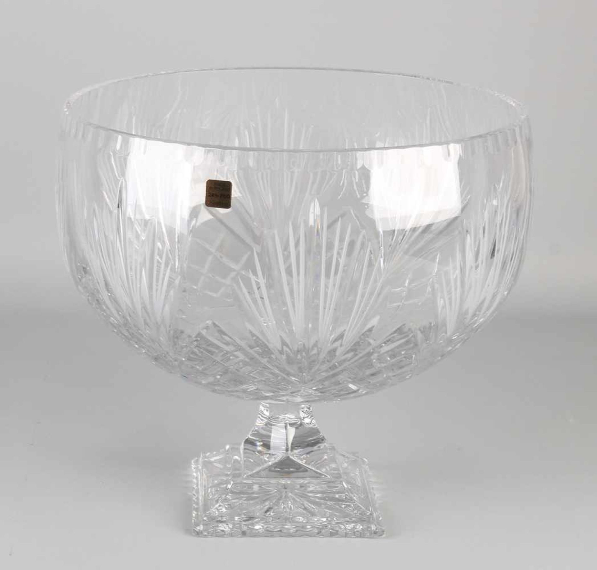 Grand Bohemian crystal fruit bowl. Faceted. 21st century. Dimensions: H 26 x Ø 28 cm. In good