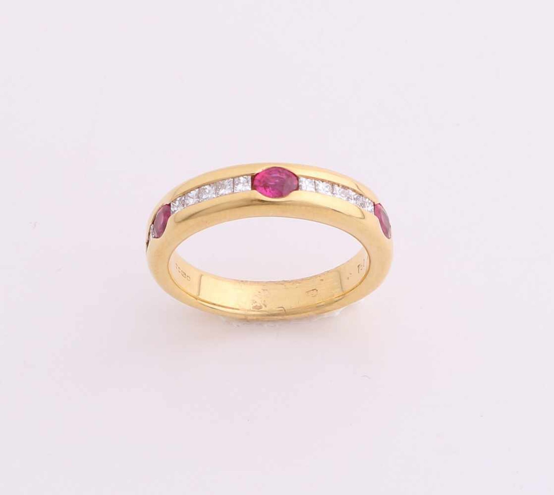 Yellow gold ring, 750/000, with diamond and ruby. Solid spherical ring with a channel setting set