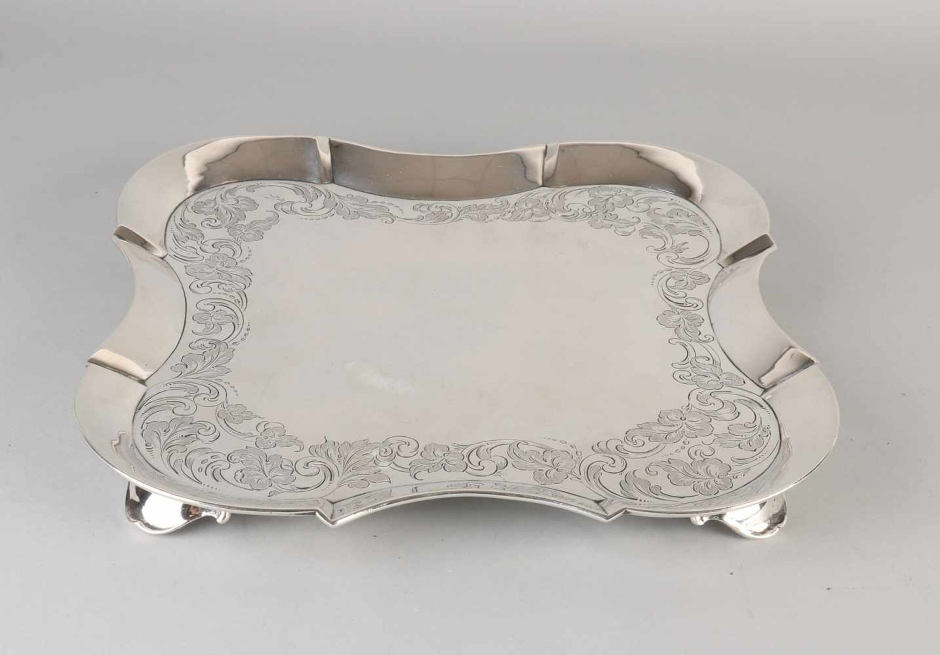 Beautiful silver salver, 833/000, with engraving. Square gecontourneerd leaf on the fourth curled